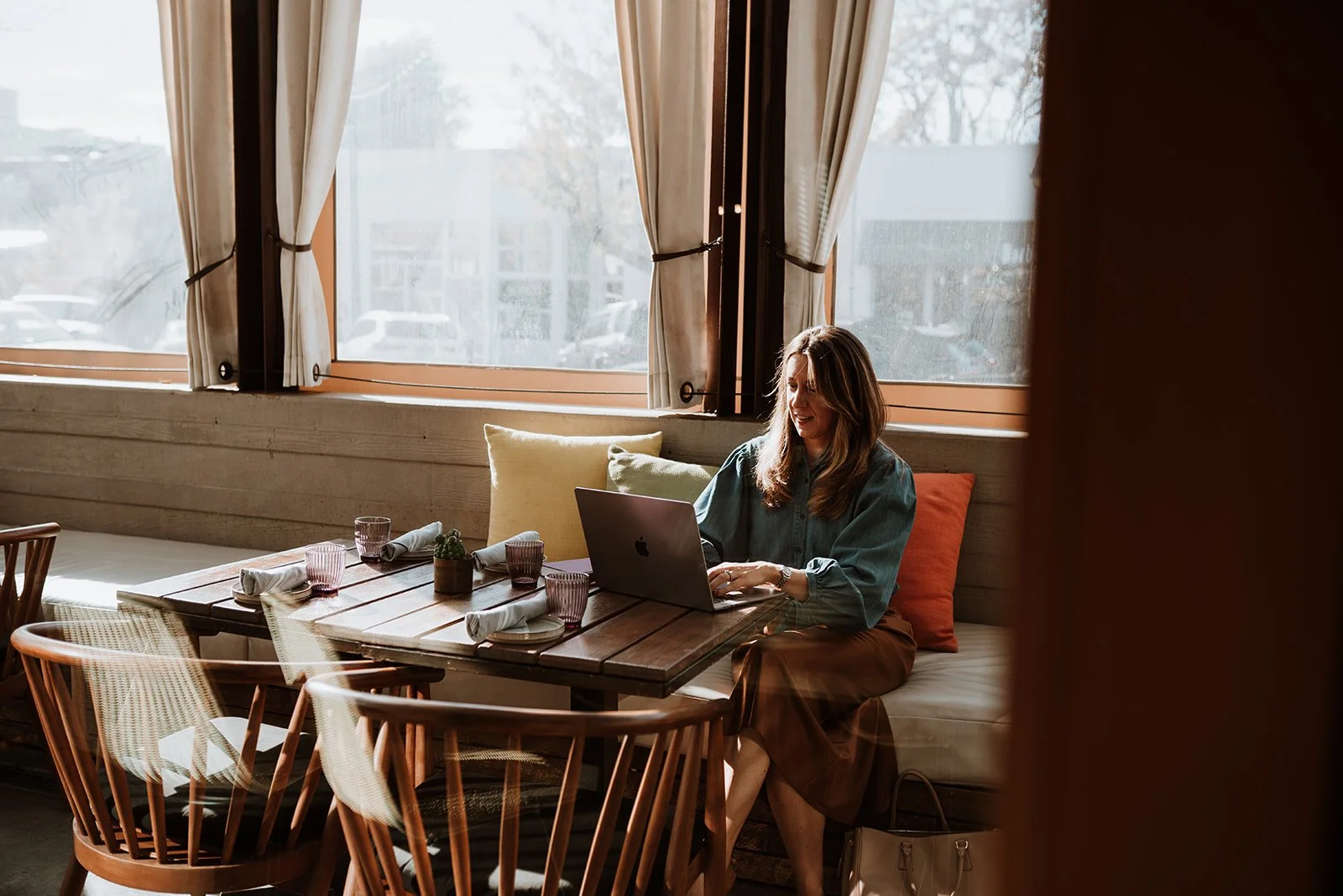 How Do I Know If I’m Meant to Change Careers in Mid-Life? The 6 Signals You Can't Ignore.