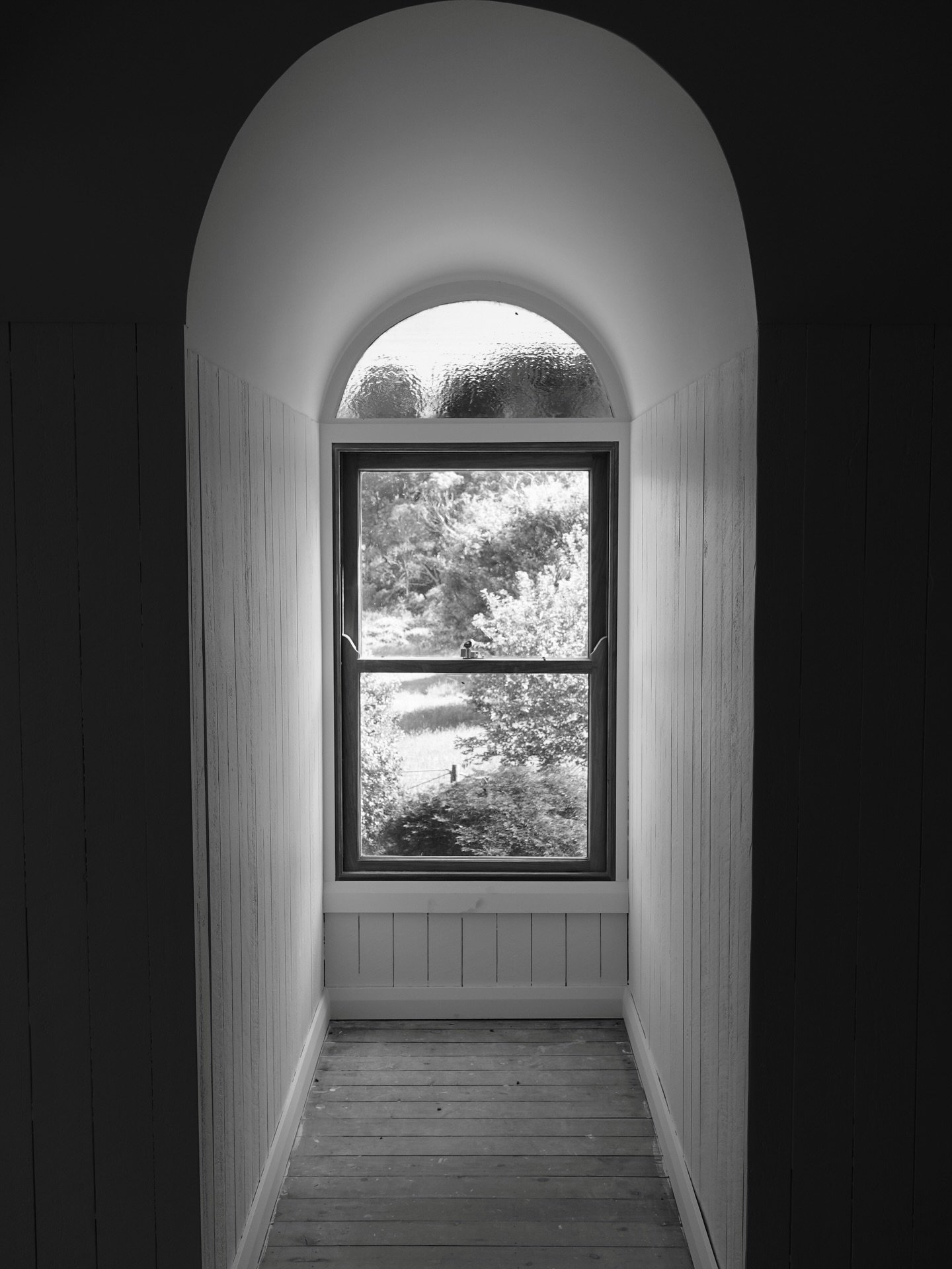 Soft curves, clean lines, and a view across the local reservoir. Architecture shaped by its surroundings! 

#southernhighlandsbuilder #merrigangconstruction #customrenovation