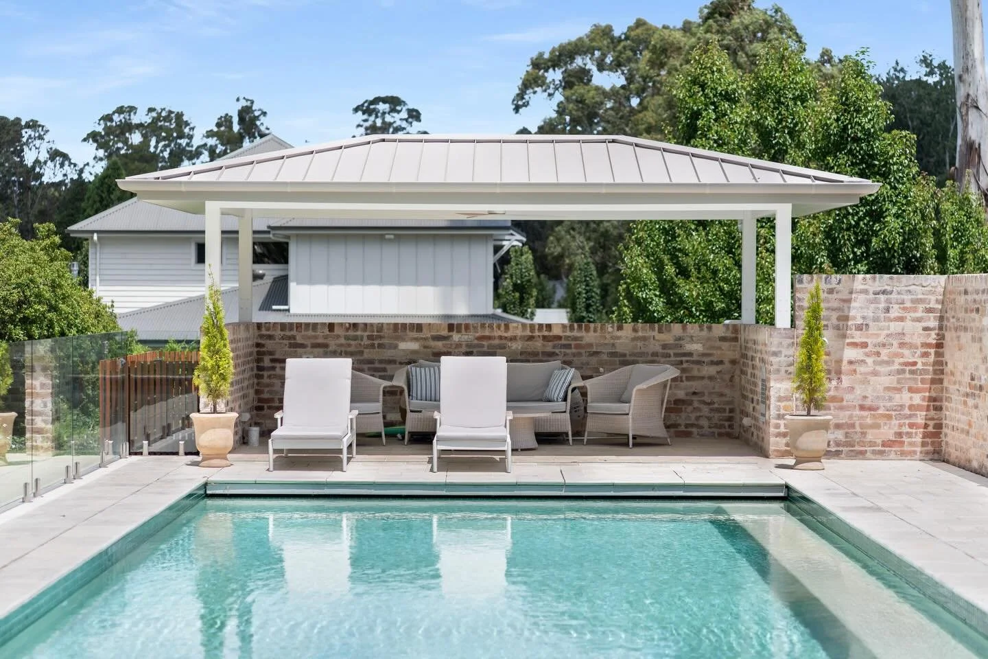 This serene poolside retreat creates the ultimate backyard sanctuary. 

#southernhighlandsbuilder #merrigangconstruction #customrenovations #behindthebuild