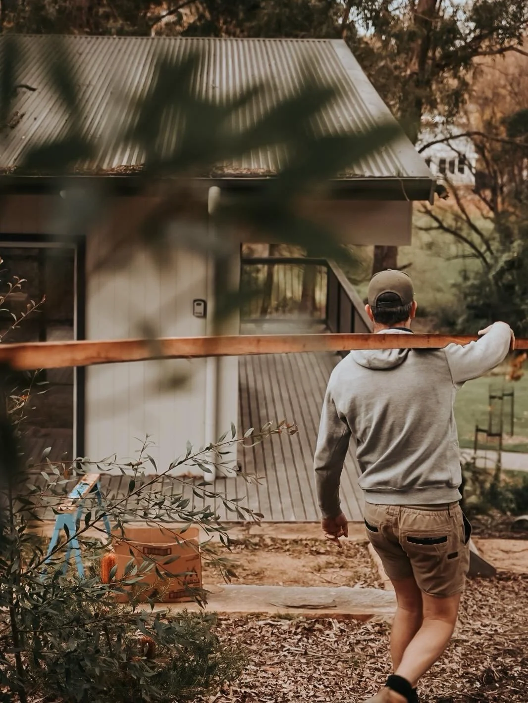The team have been busy this week with the final touches to some fencing. 

#behindthebuild #merrigangconstruction #customrenovations #southernhighlandsbuilder