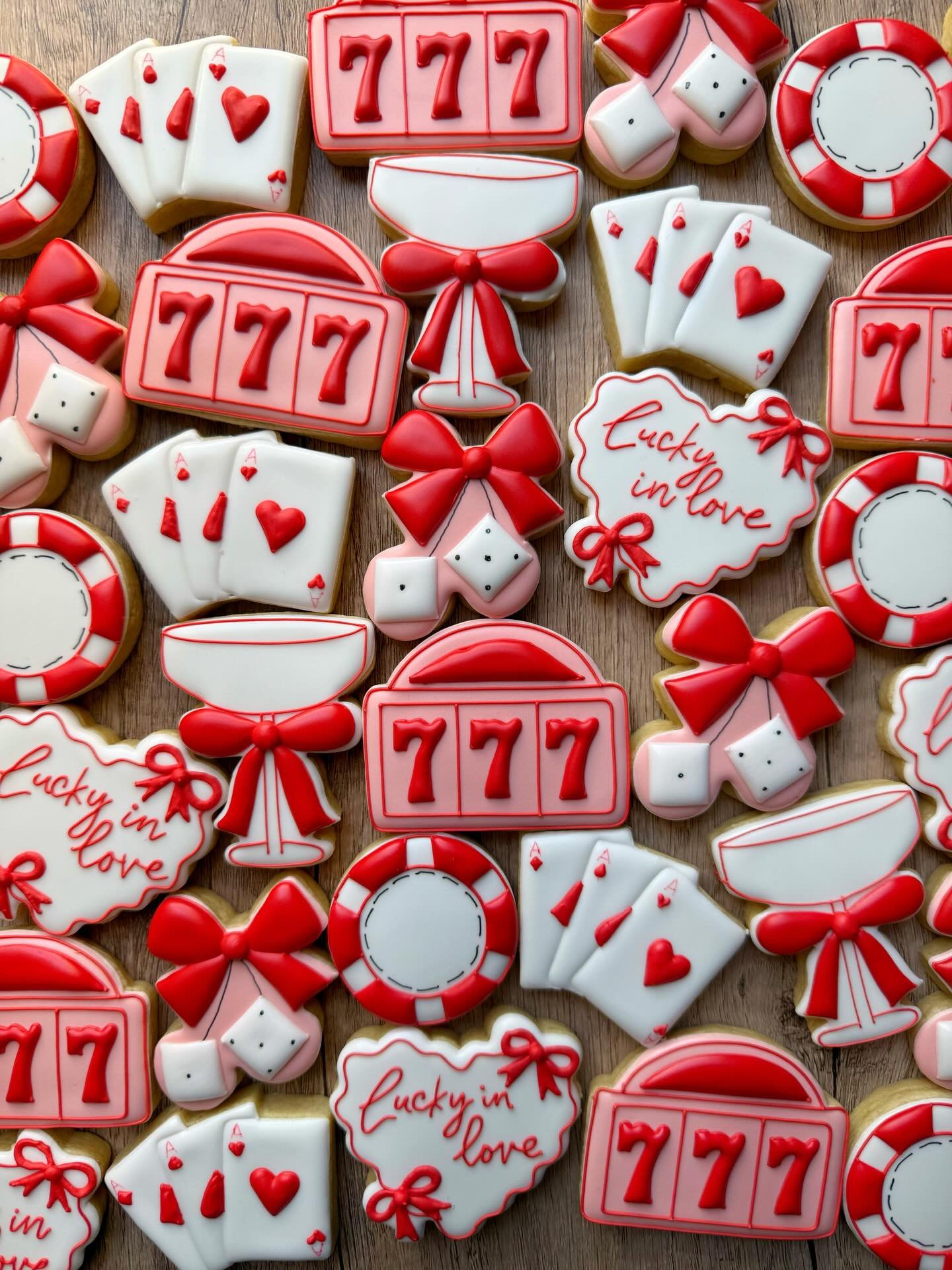 I guess I gotta post cookies every once in awhile 🤷🏻&zwj;♀️😅 peep these gorgeous mini cookies I made for Galentine&rsquo;s Day ❤️&zwj;🔥🎰 

#customcookies #sugarcookies #galentinesday #girlythings #casinocookies