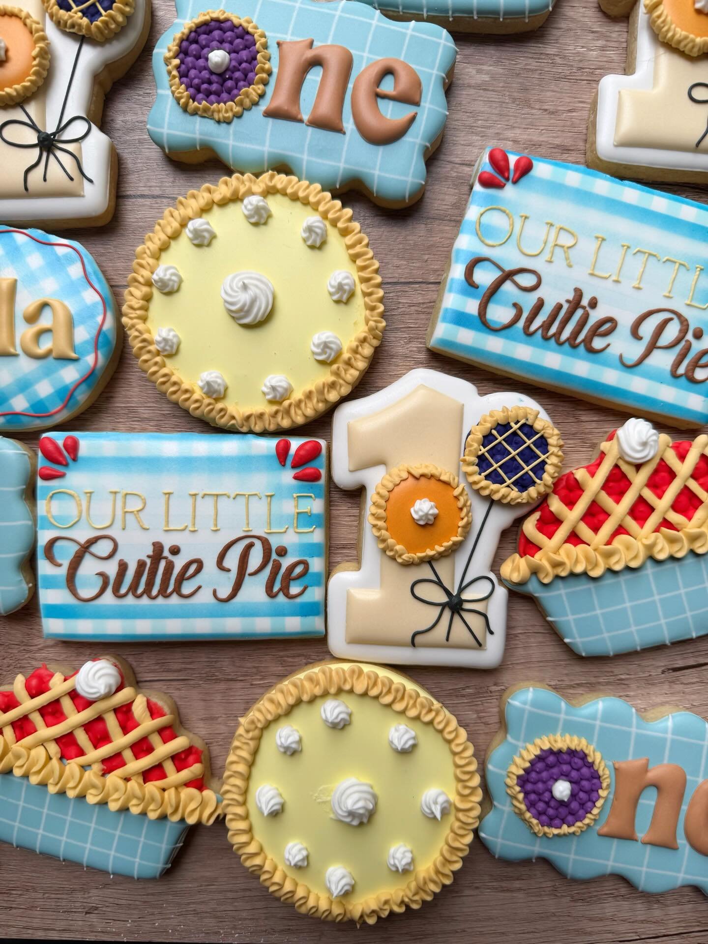 Okay, another adorable theme I was given to work with and I loved it so much. Pie is a year round delicacy, peeps 🥧🎈

#piecookies #customcookies #sugarcookies #kc #kansascity