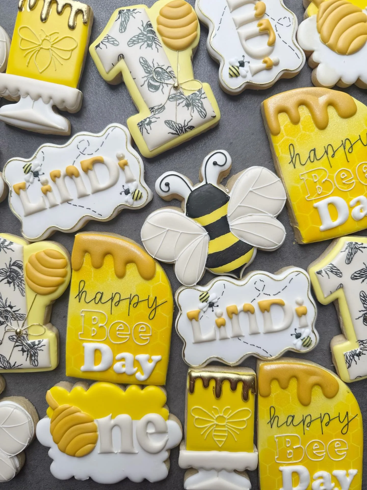 That line detail on the &lsquo;1&rsquo; cookie tho 💅🏻🐝 appreciate @goodearthfloral always trusting my vision and giving me complete creative control!

#kansascity #beecookies #birthdaycookies #customcoomies #royalicing