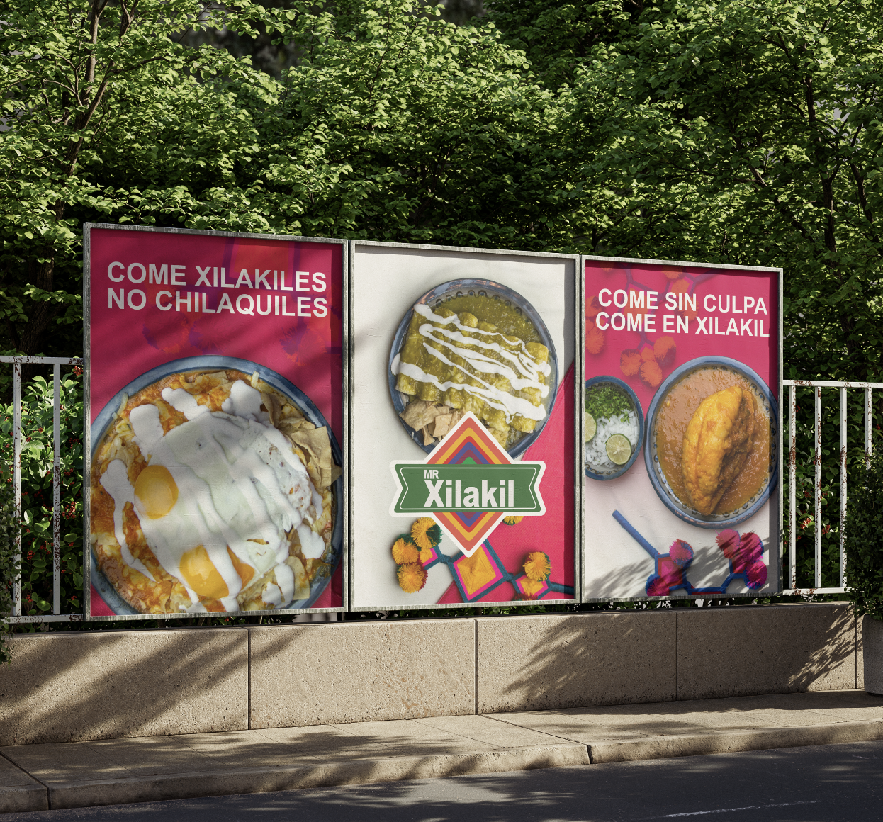 Anuncios publicitarios de comida en un cartel, mostrando diferentes platillos y frases en español latinoamericano.