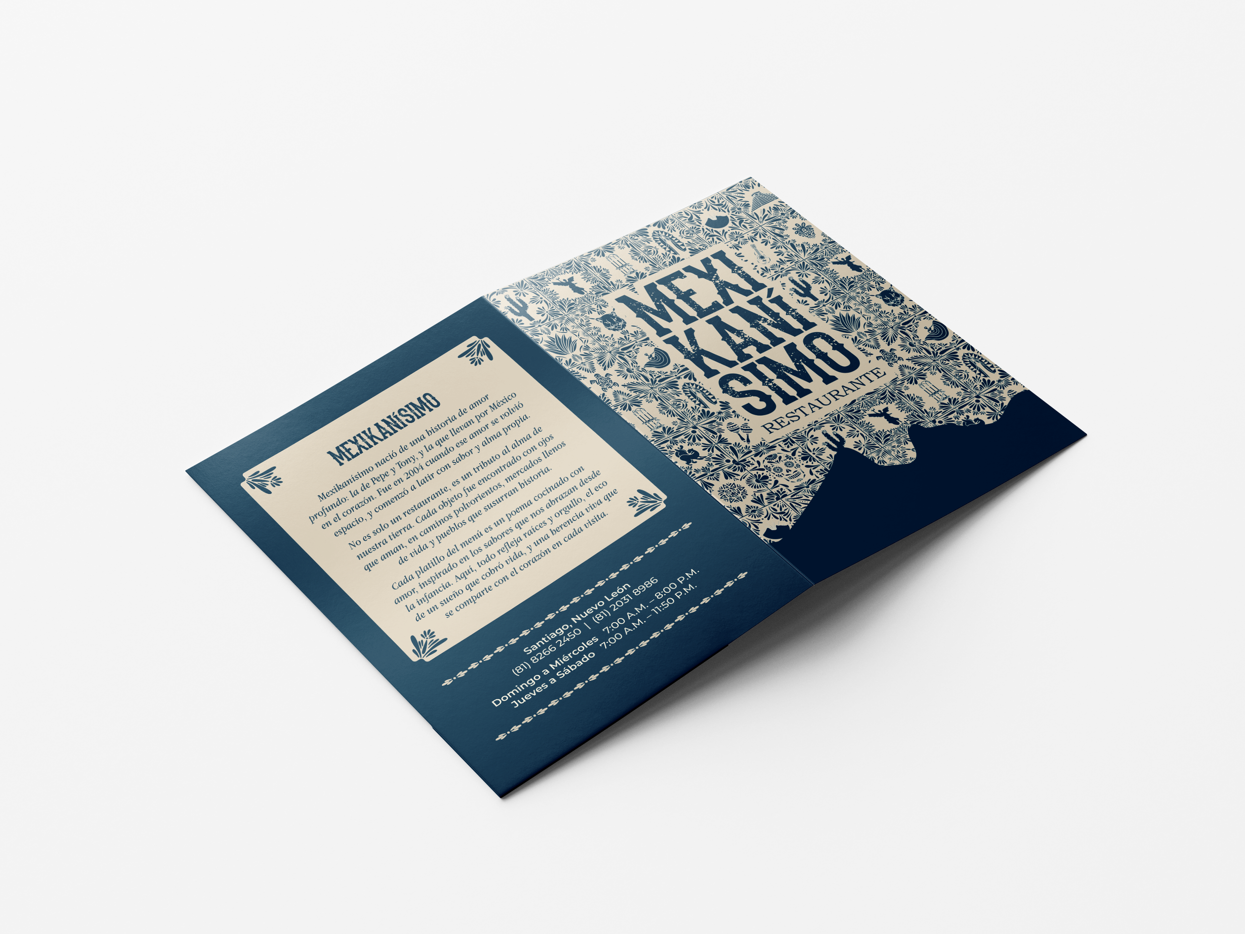 Menú del restaurante Mexicano, con nombre en la portada y descripción en el interior, decorado con detalles azules y patrones tradicionales.