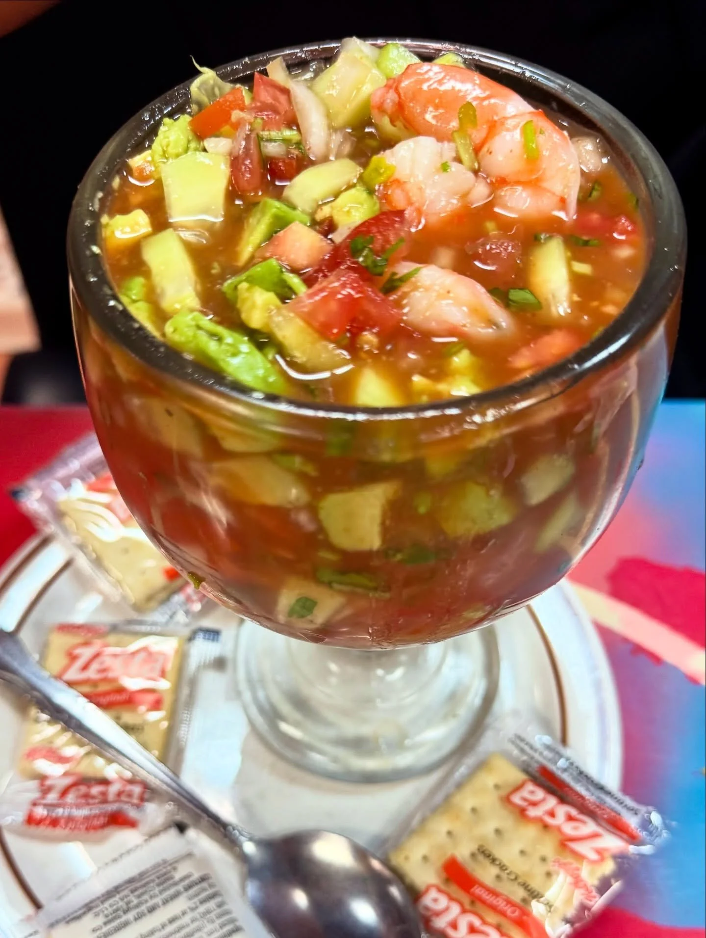 Cuando el seafood craving pega&hellip; you know where to go! 
Nuestro coctel viene cargadito con camarones, sliced avocado y puro sabor mexicano.
Te esperamos en Sergio&rsquo;s Familia!
#ShrimpCocktail #CoctelDeCamarones #MexicanFood #SeafoodLovers #