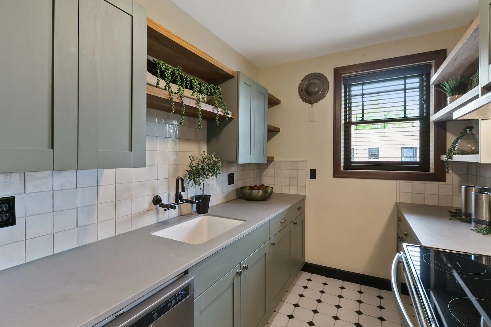 6 Kitchen.jpg