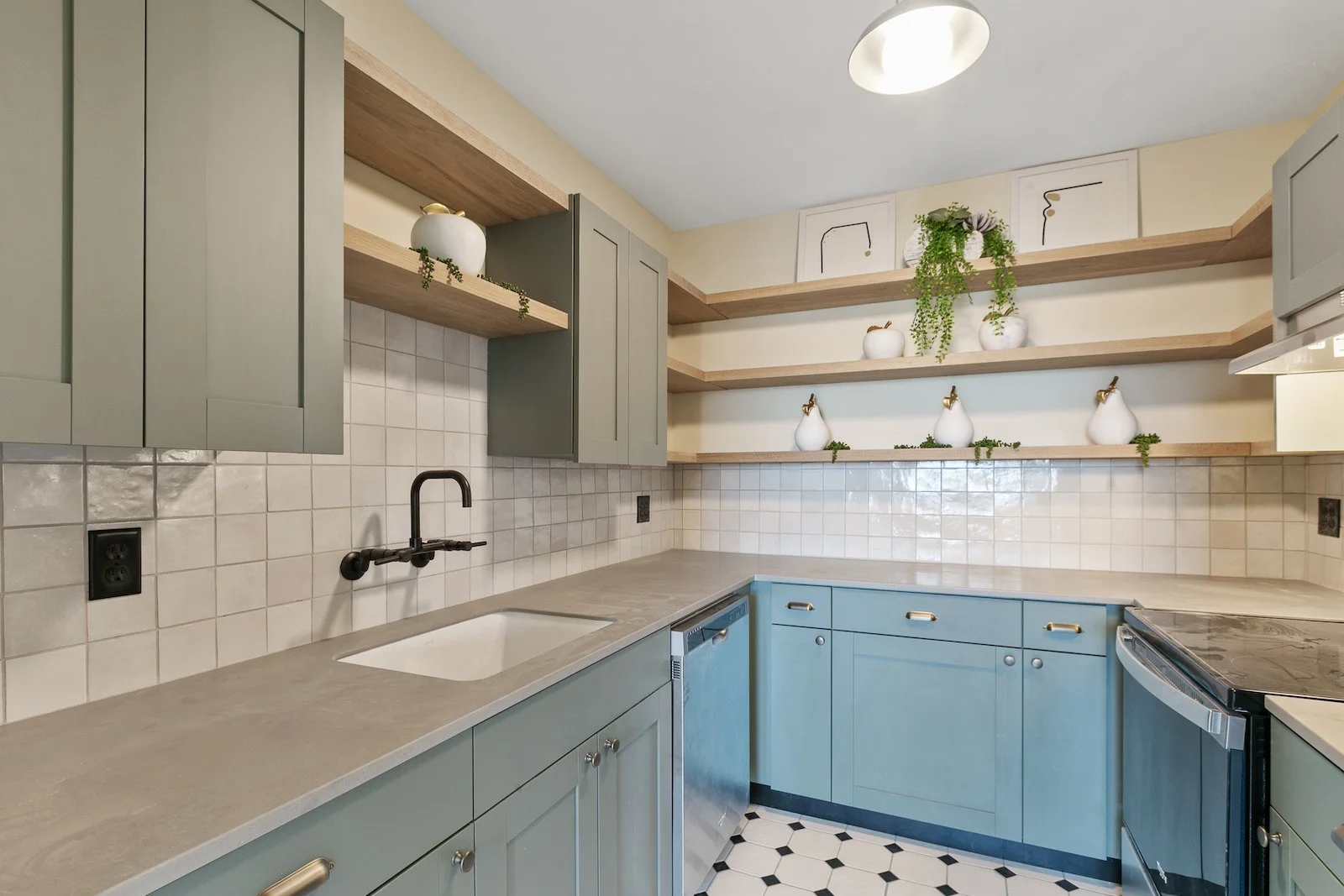 4 Kitchen.jpg