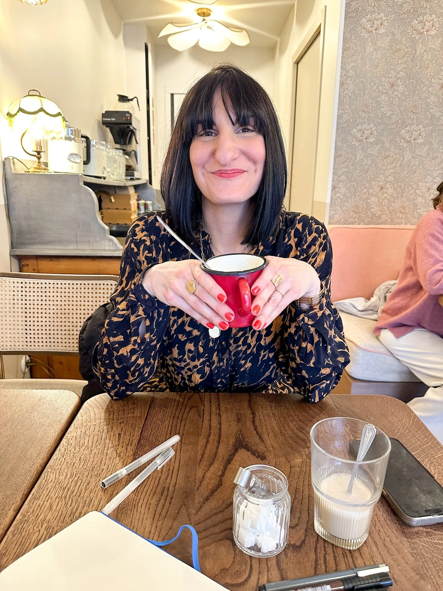 Journ&eacute;e de reprise ✨💃
On commence par un grand caf&eacute; chez @cafedessoeurs.annecy pour brainstormer avec @emmanuelle.thome autour des interventions que nous allons proposer dans les &eacute;coles, pour notre livre @un_doudou_pour_maman 📚