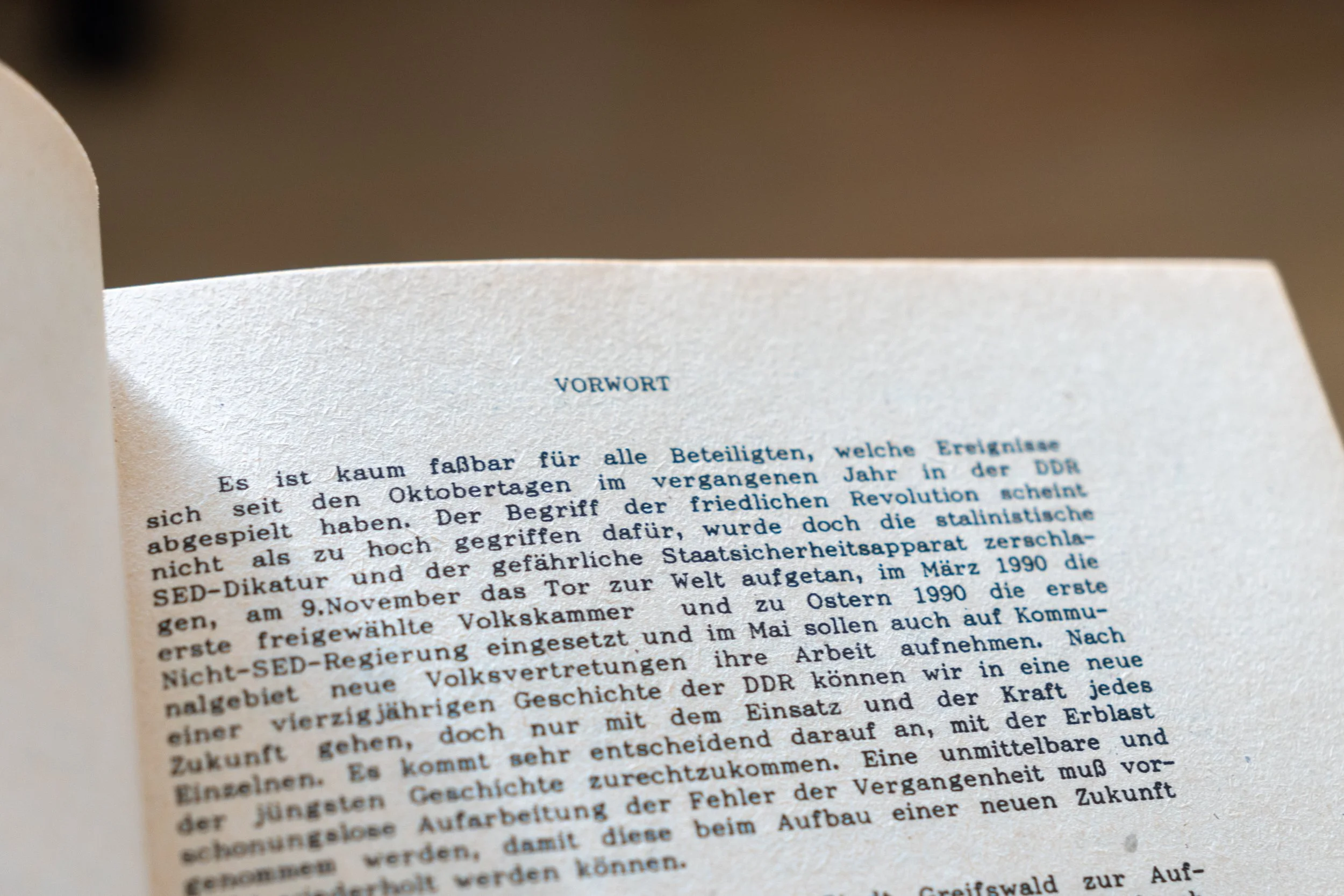Nahaufnahme einer Buchseite mit der Überschrift „VORWORT“ und Text, der die Bedeutung der friedlichen Revolution hervorhebt..