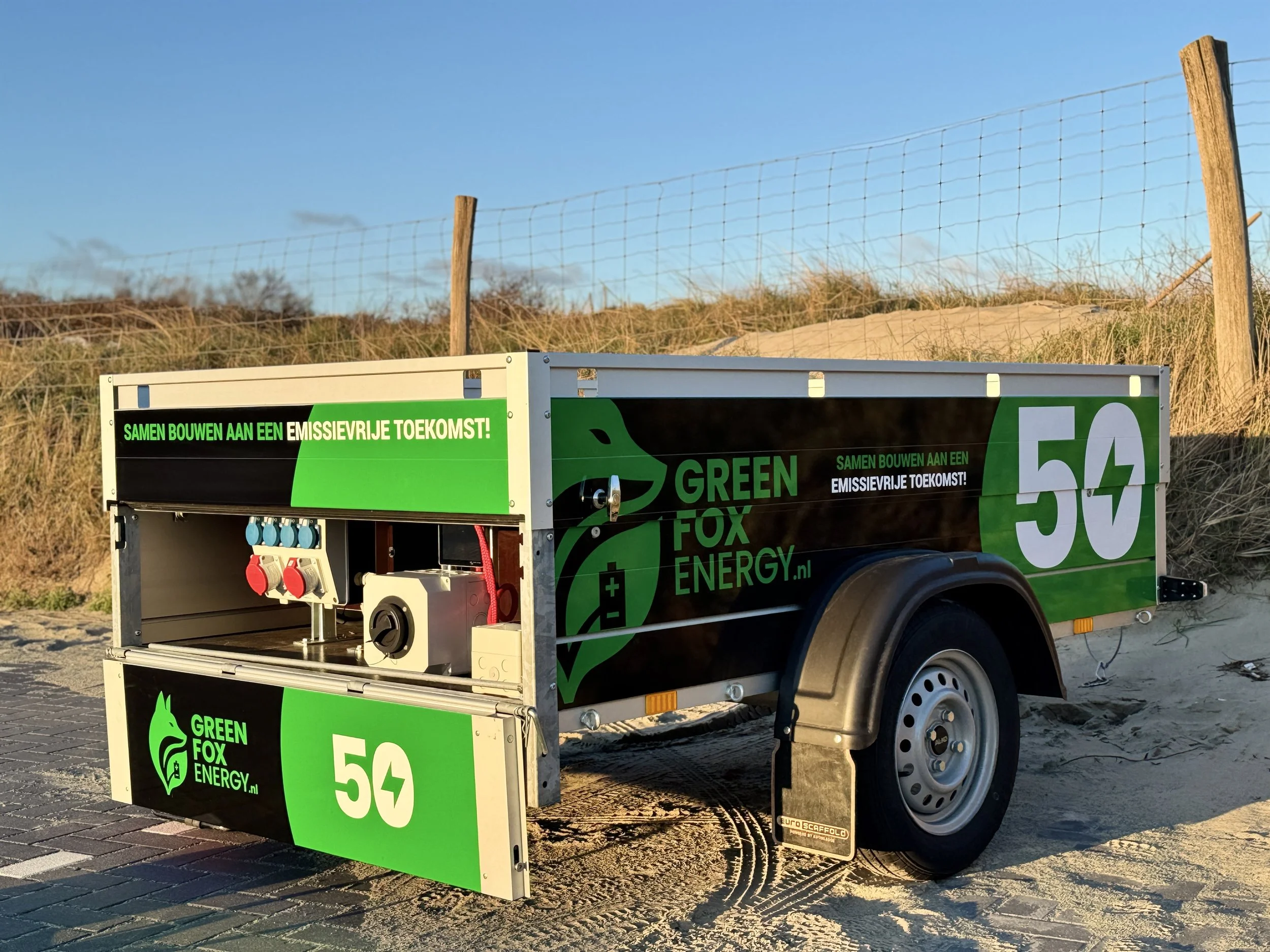 Elektrisch laadstation voor voertuigen met diverse stopcontacten, aangesloten op stroomkabels, bedoeld voor opladen van elektrische voertuigen.