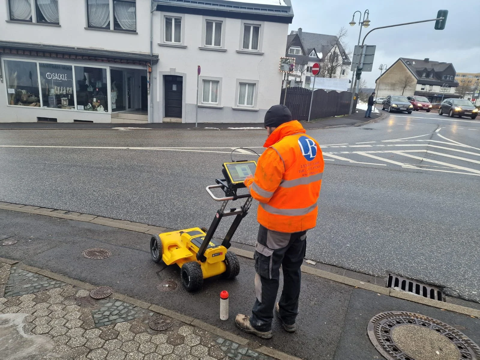 Persona usando una máquina barredora en la calle
