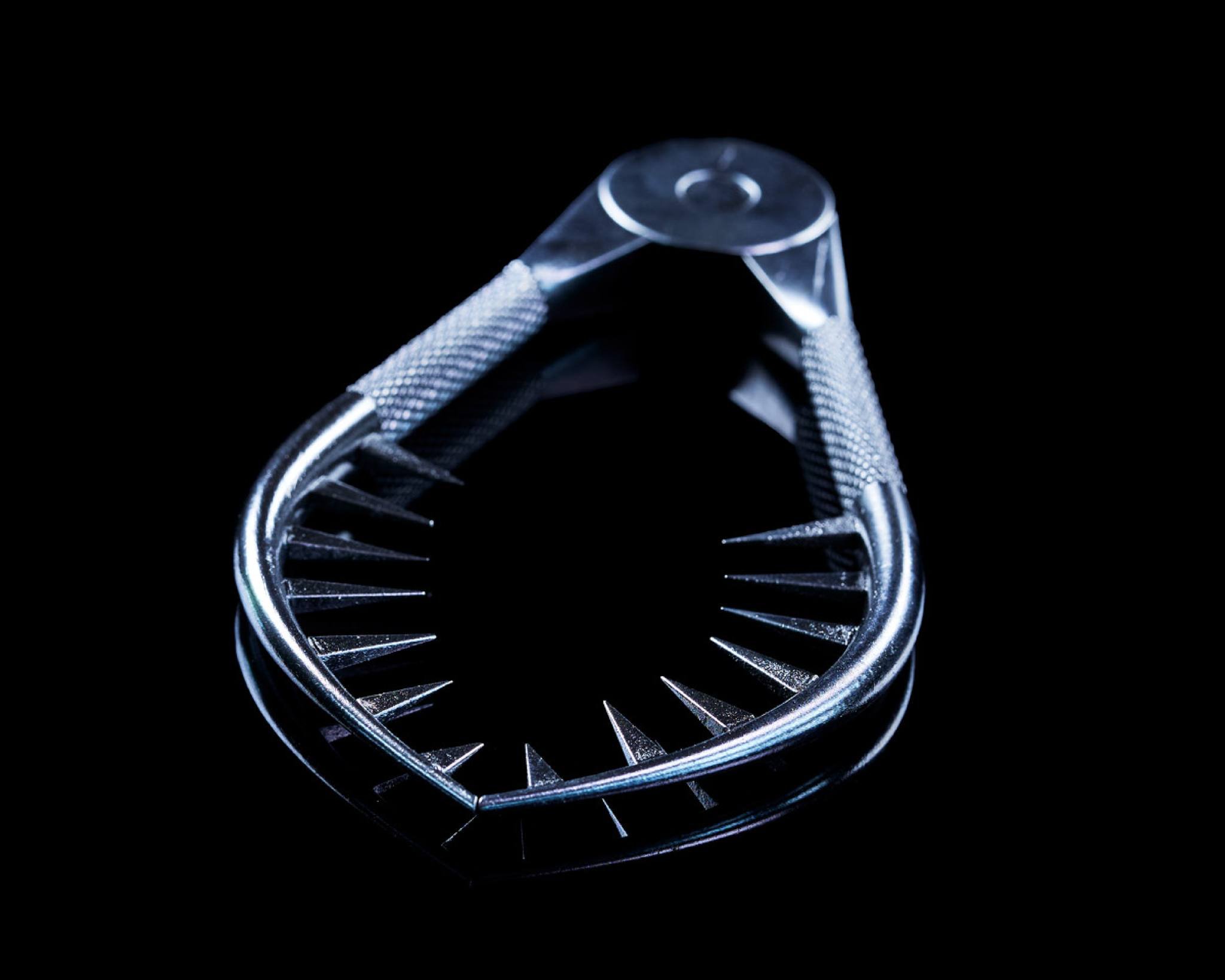 Cutlery with a twist
To add an extra exotic layer to the experience of being on a strange journey, we designed cutlery with aesthetic references to both gynaecological instruments and oddly shaped steel tools with incomprehensible functions.
The idea