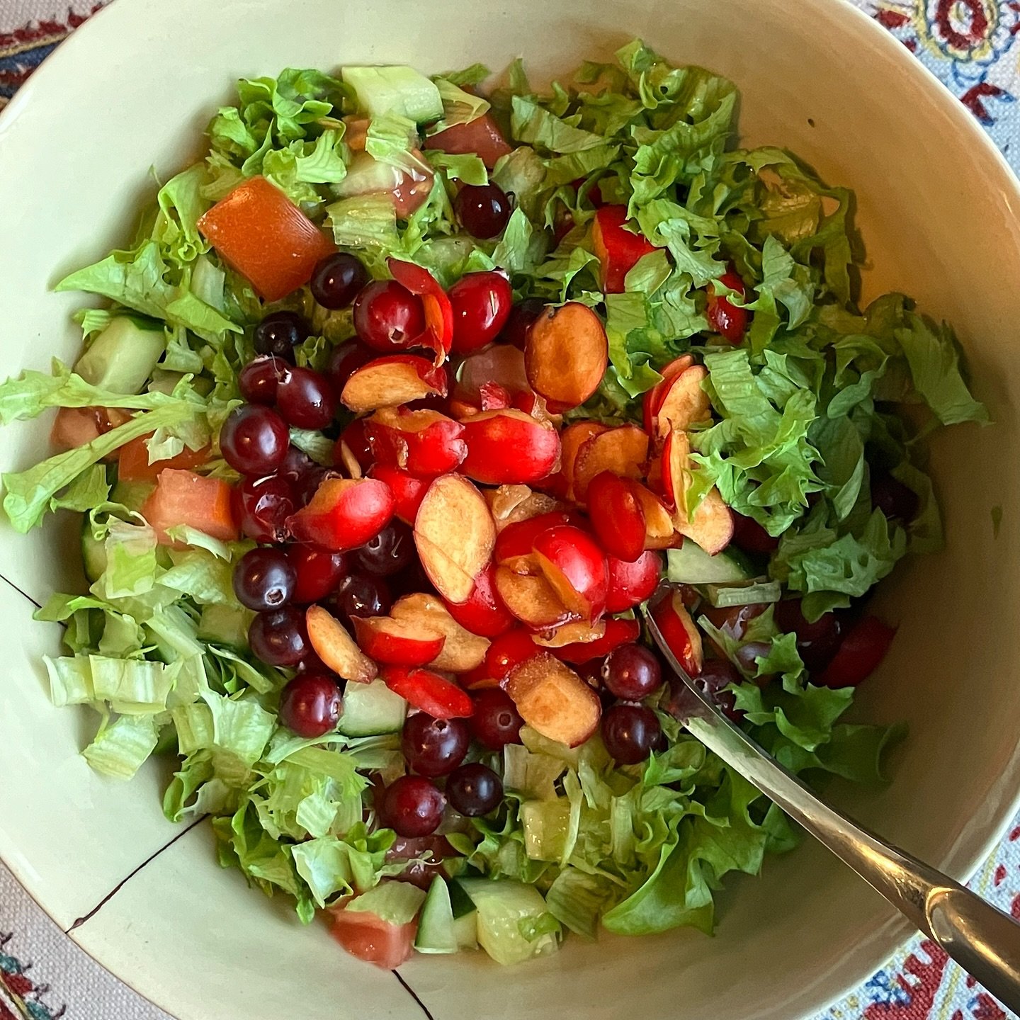 Loppusyksyn satoa, v&auml;ri&auml; ja makua orapihlajasta! 

Tarkkaile orapihlaja-aitoja ja istutuksia, saatat l&ouml;yt&auml;&auml; iso-orapihlajan (Crataegus submollis) tai pilviorapihlajan (C. mollis). Niiden marjat ovat suuria ja maultaan paljon 