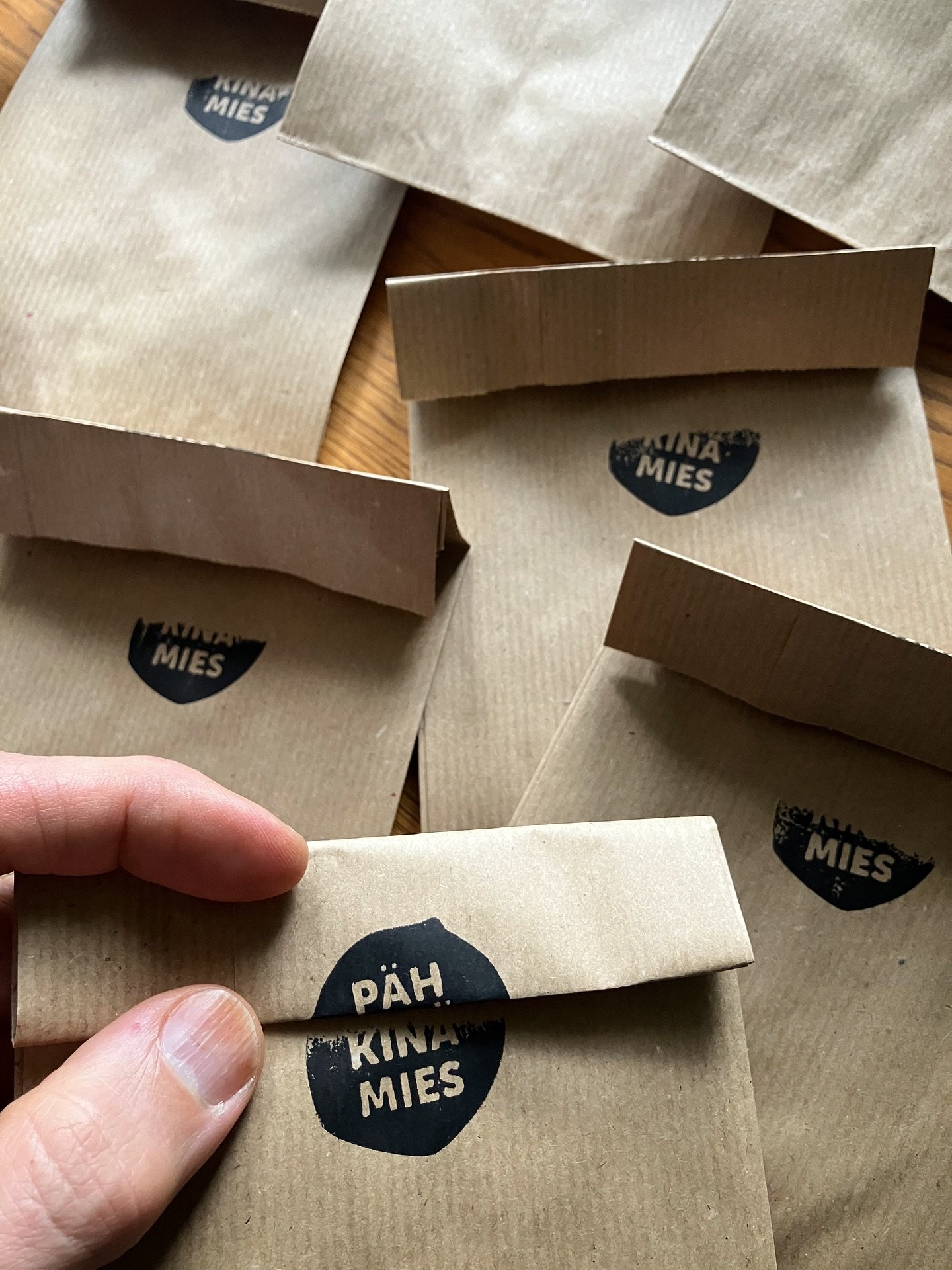 P&auml;hkin&auml;sadon punnitusta, pakkausta ja postitusta. T&auml;m&auml; satsi l&auml;hti myyntiin @vemosvehmaa - l&auml;hituotepuotiin, josta p&auml;hkin&auml;pusseja saa ostaa vaikkapa joululahjoiksi.

N&auml;m&auml; kotimaiset hasselp&auml;hkin&