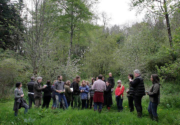 Kuvassa Forest Gardening -kurssin osallistujia Dartingtonissa, Englannissa, vappuna 2014.