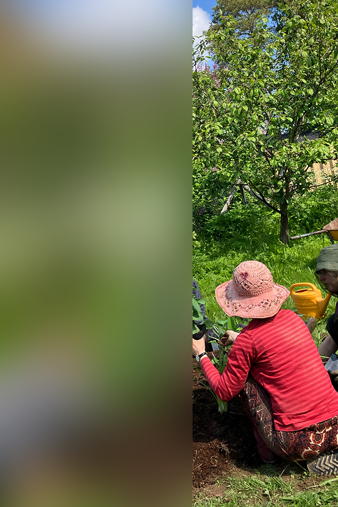 Kuva naisesta kyykyssä