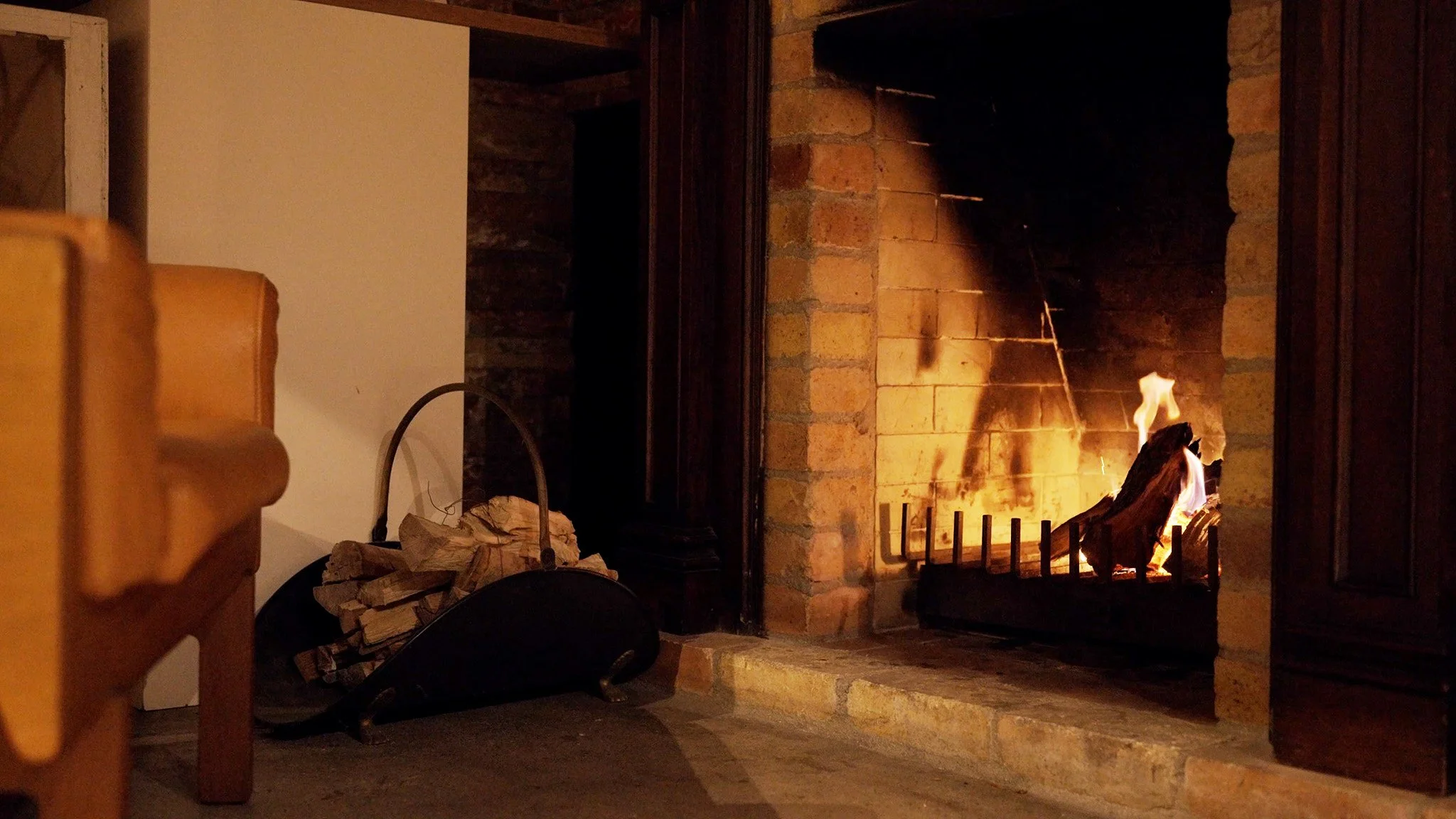 せとうち母家にある暖炉は秋から春にかけて活躍してくれます