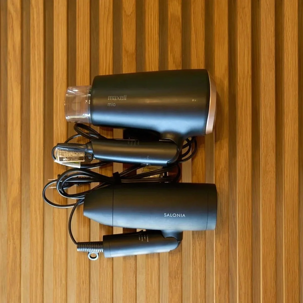 せとうち母家では、大人数がお泊まりいただくことを前提にヘアドライヤーを２つご用意しております。