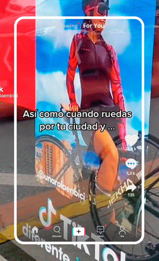 A person standing outdoors with a backpack, helmet, and protective gear, possibly preparing for or engaging in an outdoor activity, with a cityscape in the background and Spanish text overlayed on the image.