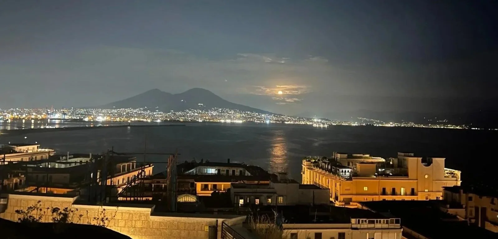 Veduta notturna di Napoli con sfondo del Vesuvio