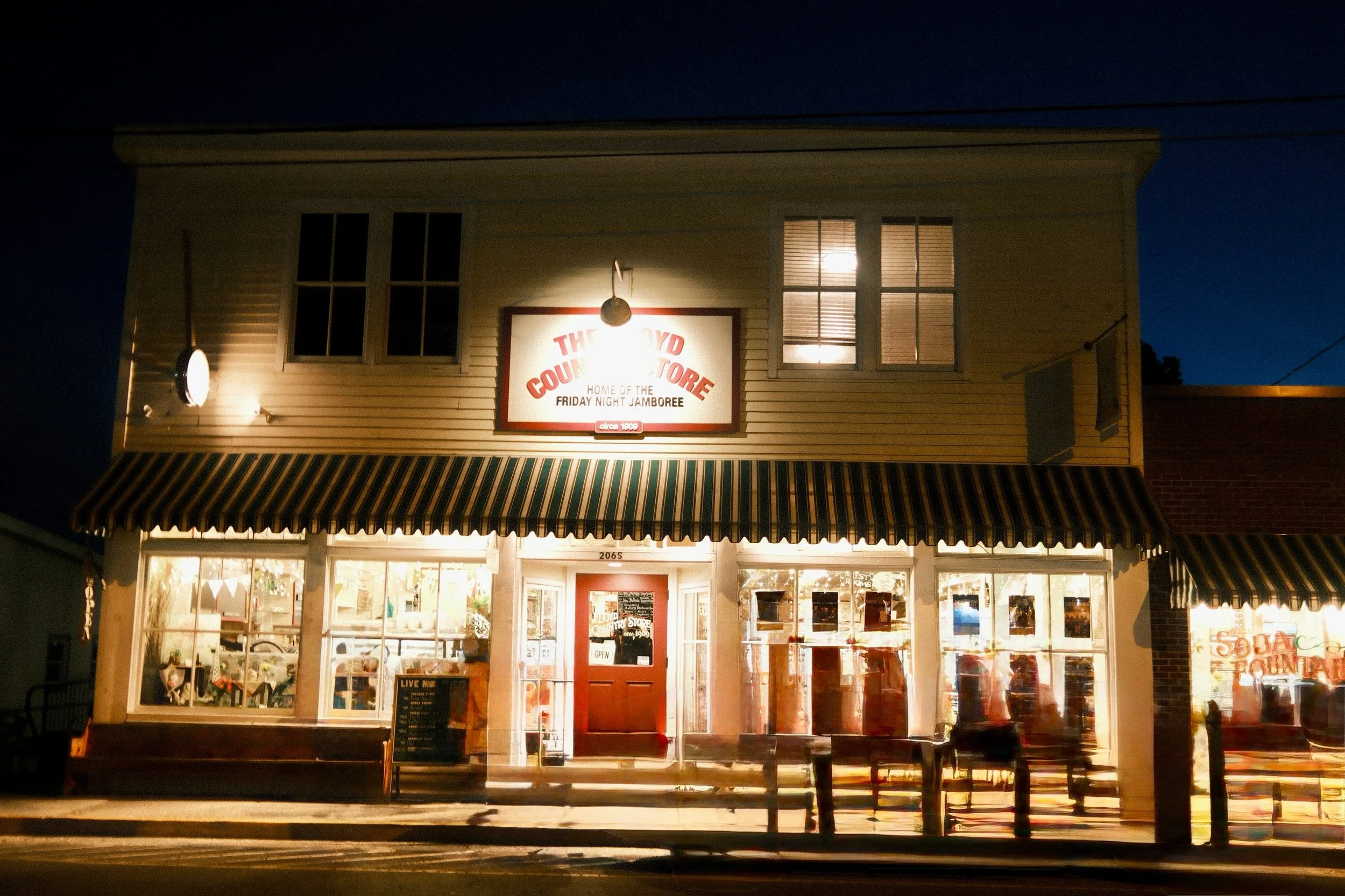 @visitfloydva Floyd has my heart &hearts;️ 

One minute you&rsquo;re wandering through the Floyd Country Store listening to live music and the next you&rsquo;re on a journey at @outerspaceva. Wrapping up with the most unique little farmers market in 