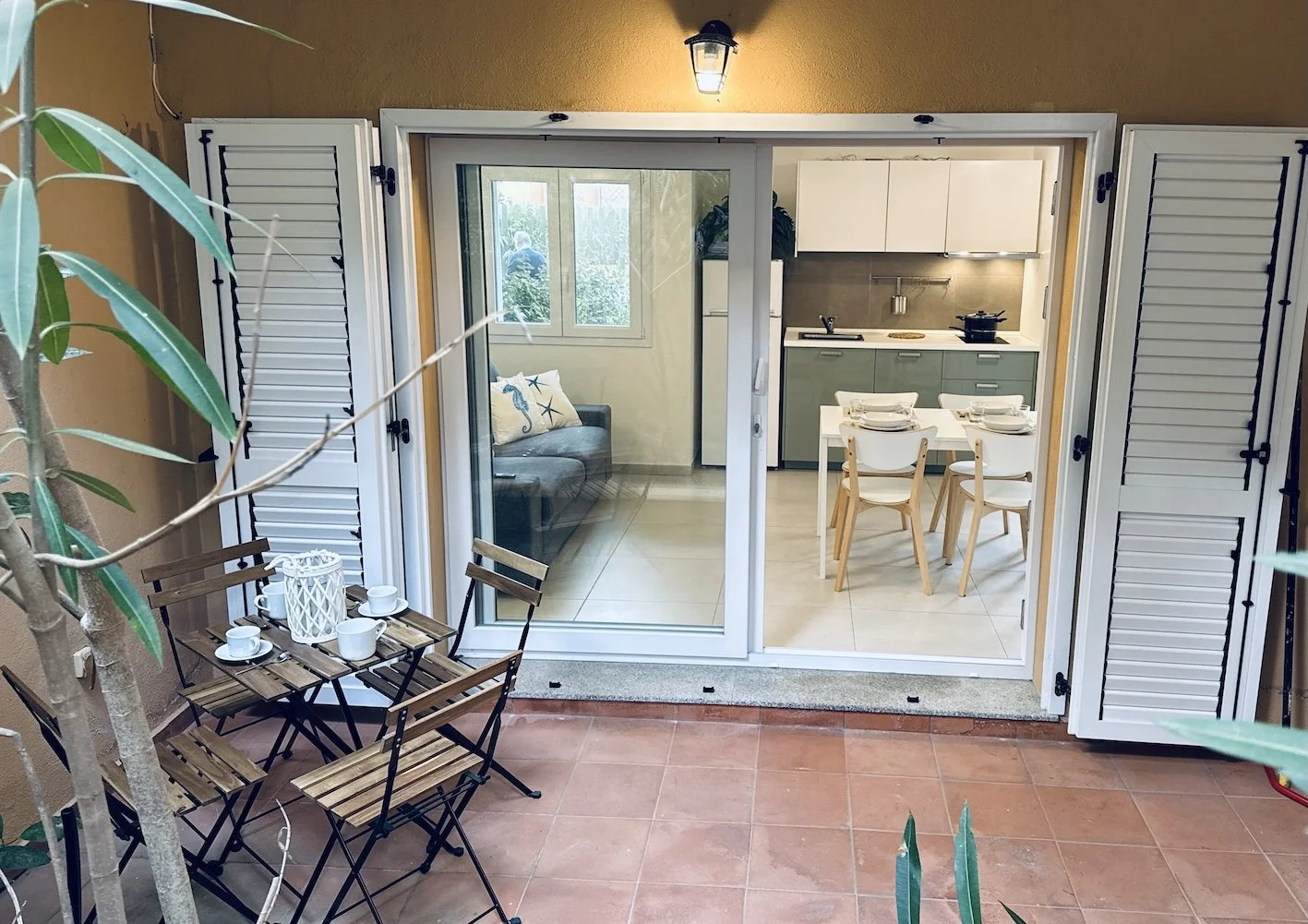 Bilocale con veranda vicino al mare – Costa Paradiso, Sardegna