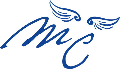 Het logo van bar & restaurant Mosquito Coast in Gent, met blauwe kroon-achtige vleugels boven de tekst 'mc' in mooie letters.