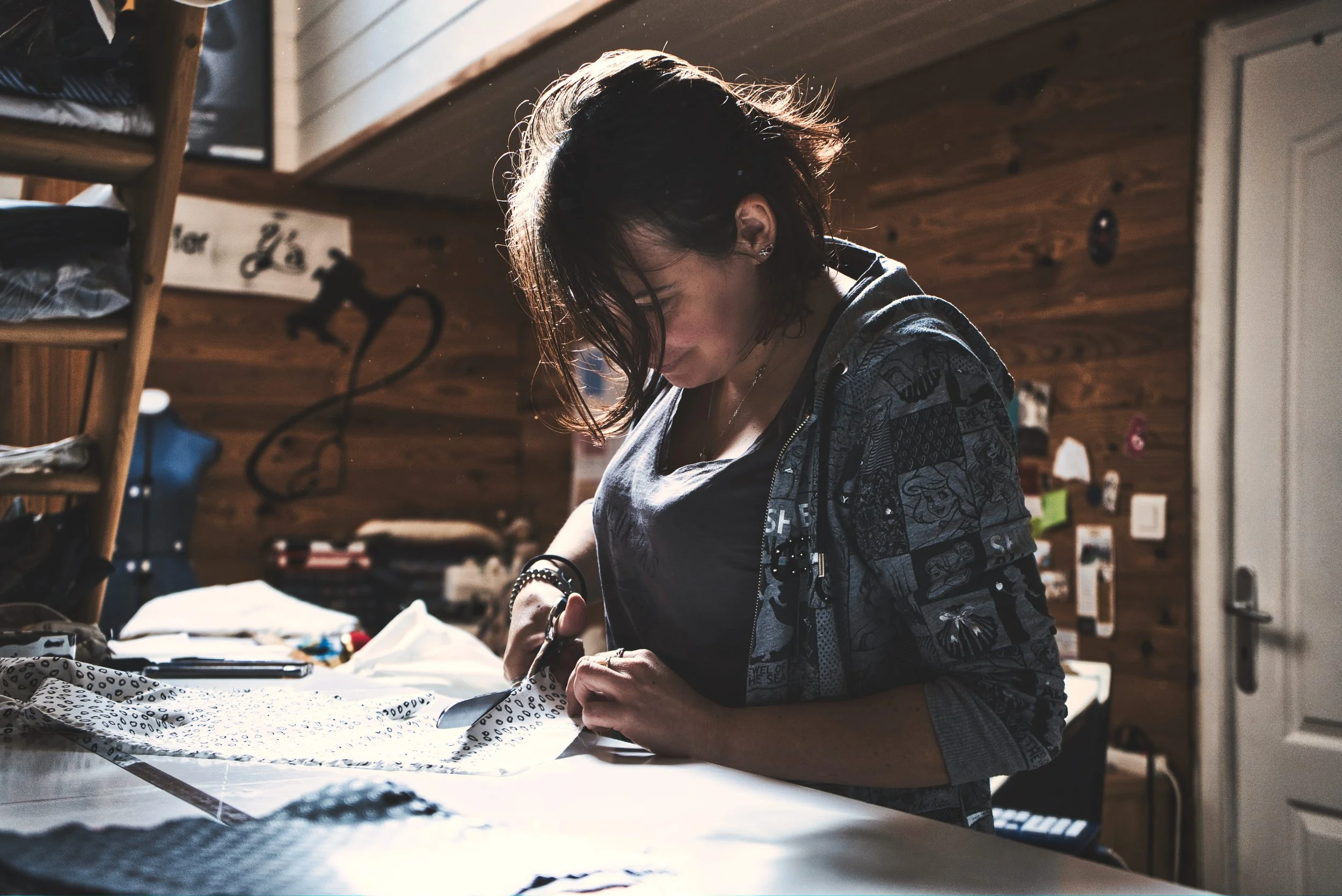 Femme faisant de la couture dans un atelier.