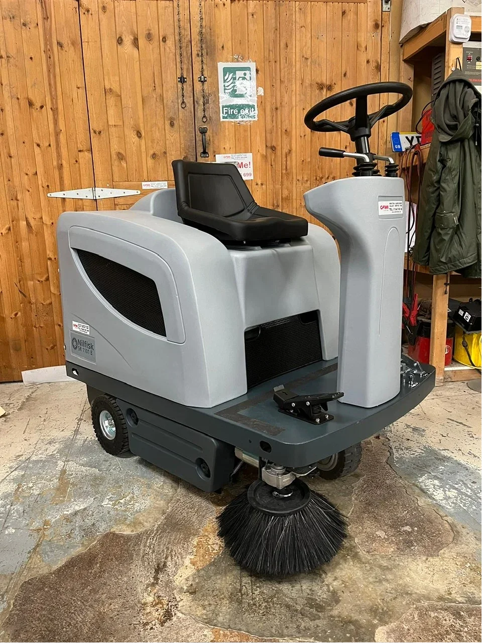 nilfisk-sr1101b-ride-on-scrubber-dryer-2.webp