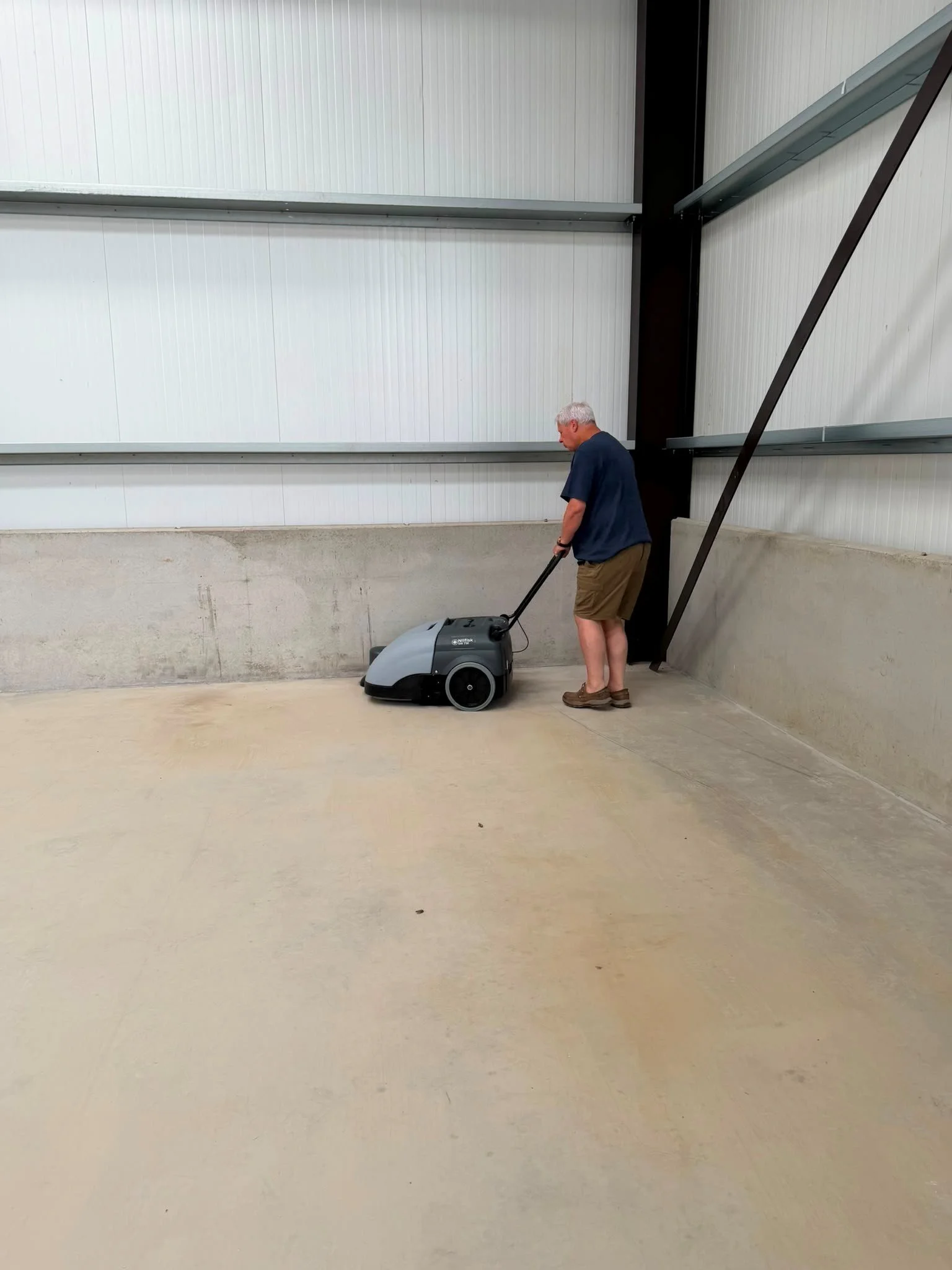 Nilfisk SW750 Pedestrian Sweeper