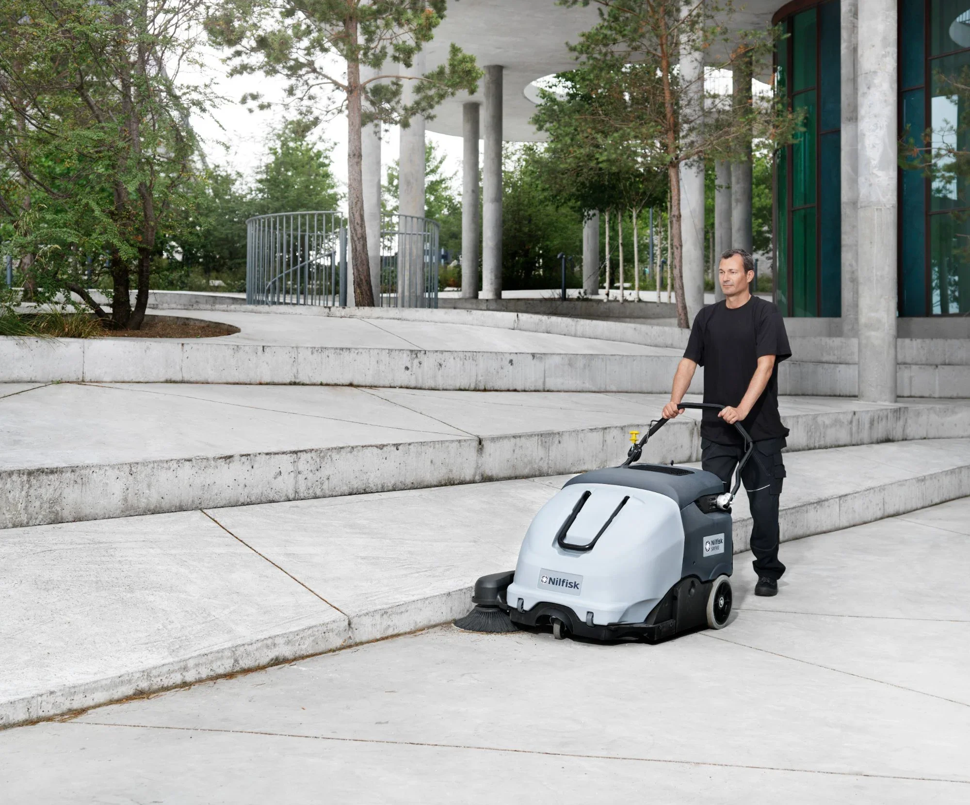 nilfisk-sw900-pedestrian-sweeper-3.webp
