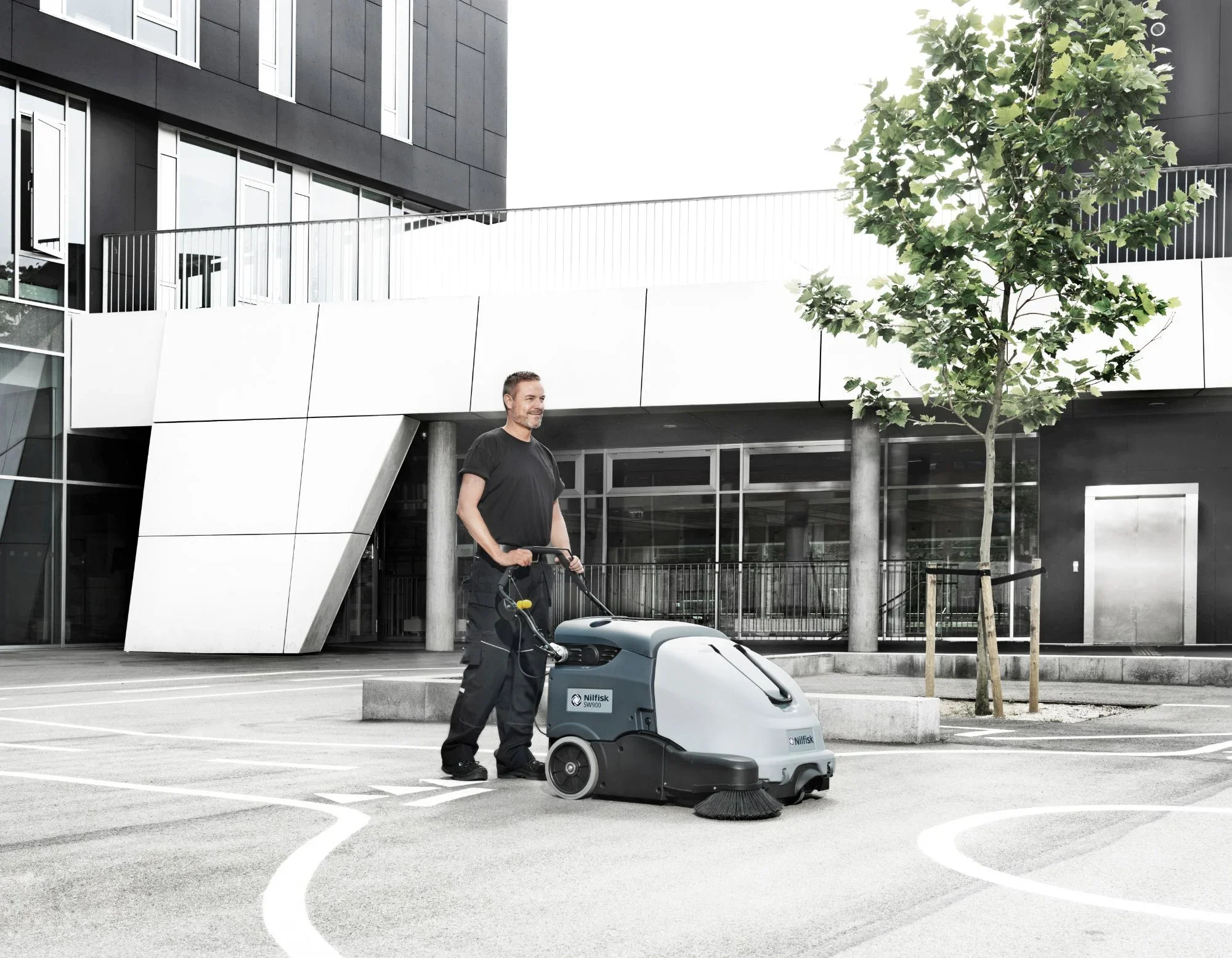 nilfisk-sw900-pedestrian-sweeper-2.webp