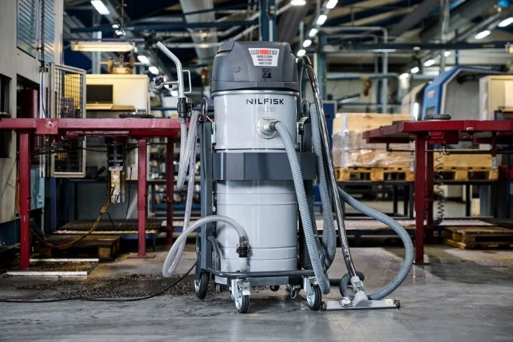 nilfisk-oil230-industrial-vacuum-2.jpg