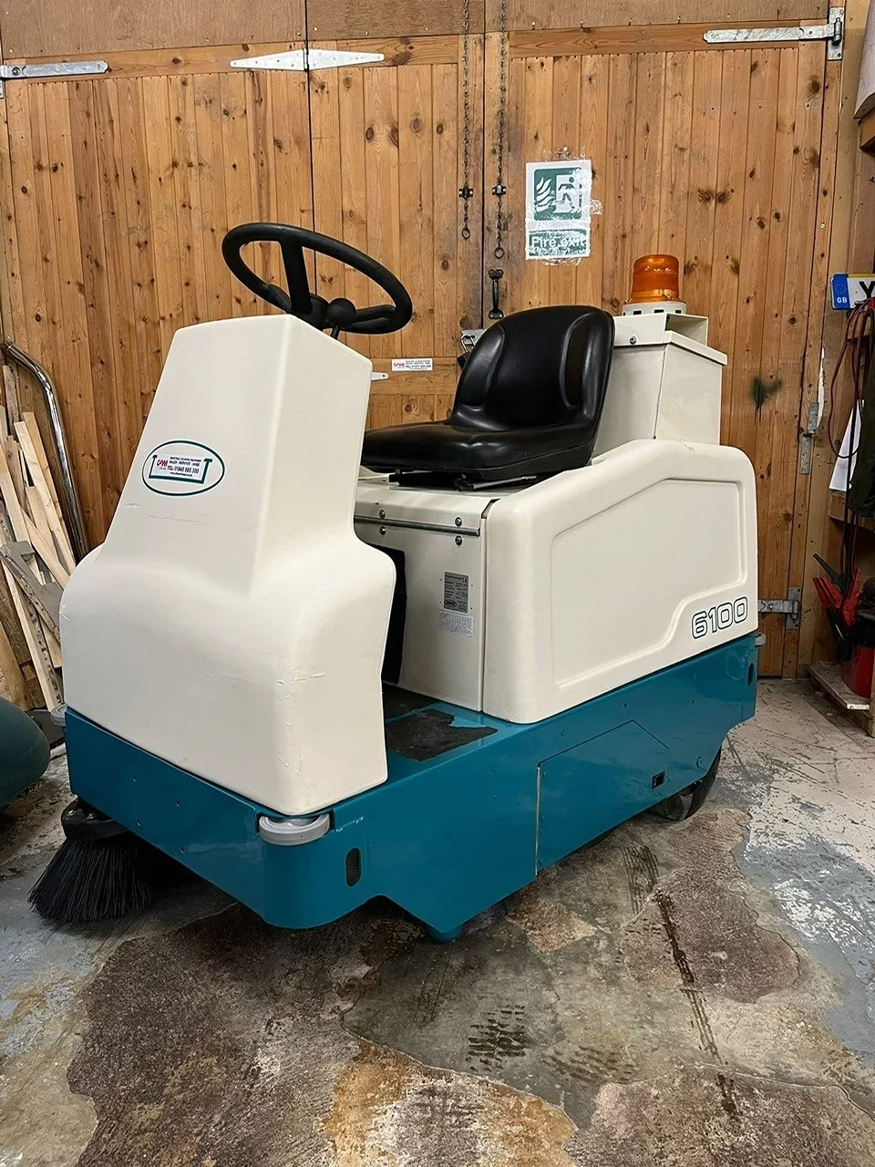 Tennant 6100 Ride On Sweeper