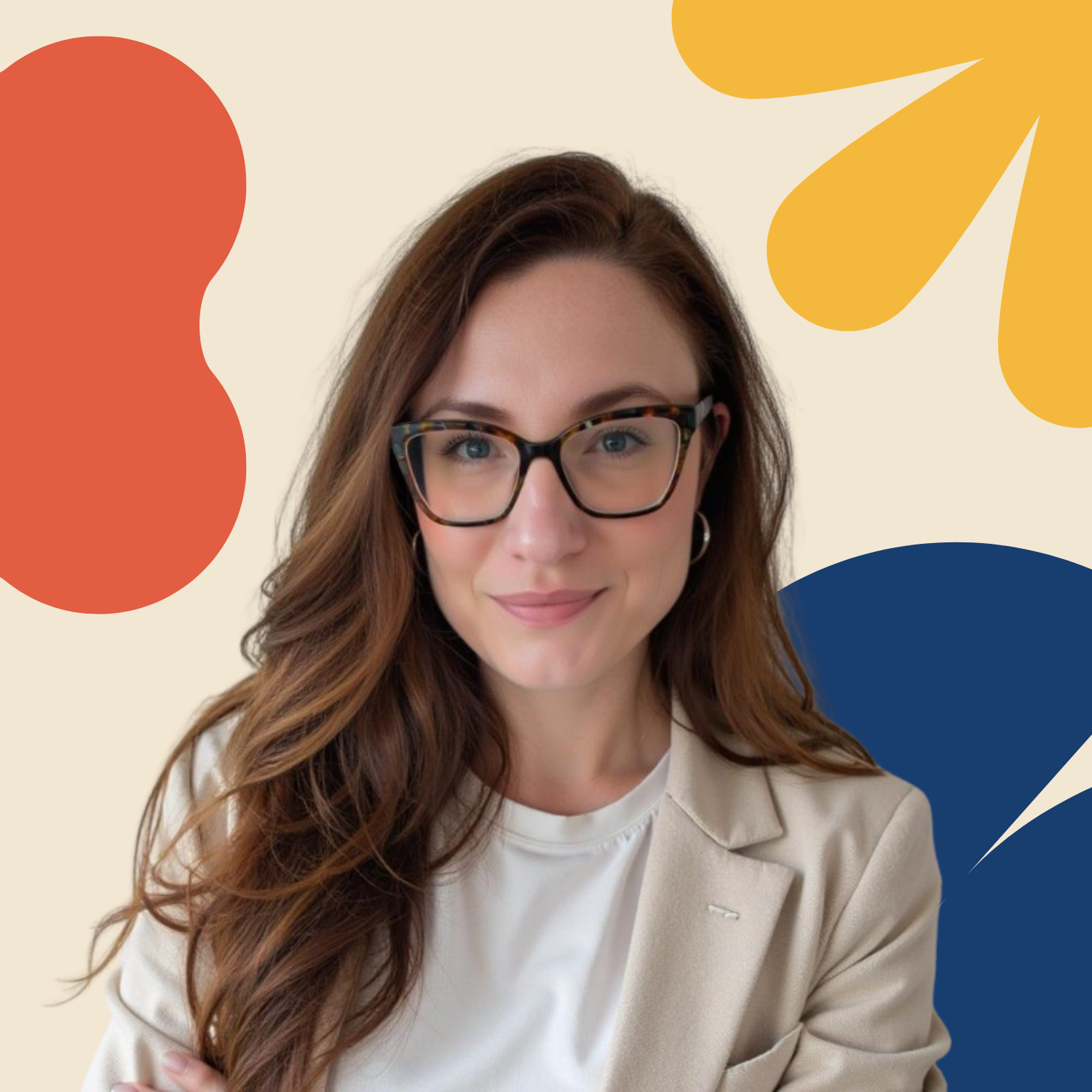 Eine Frau mit langem braunem Haar und Brille hält eine weiße Tasse. Sie trägt einen dunkelblauen Blazer über einem gelben Oberteil. Hintergrund in kräftigem Blau mit organischer gelber Form.