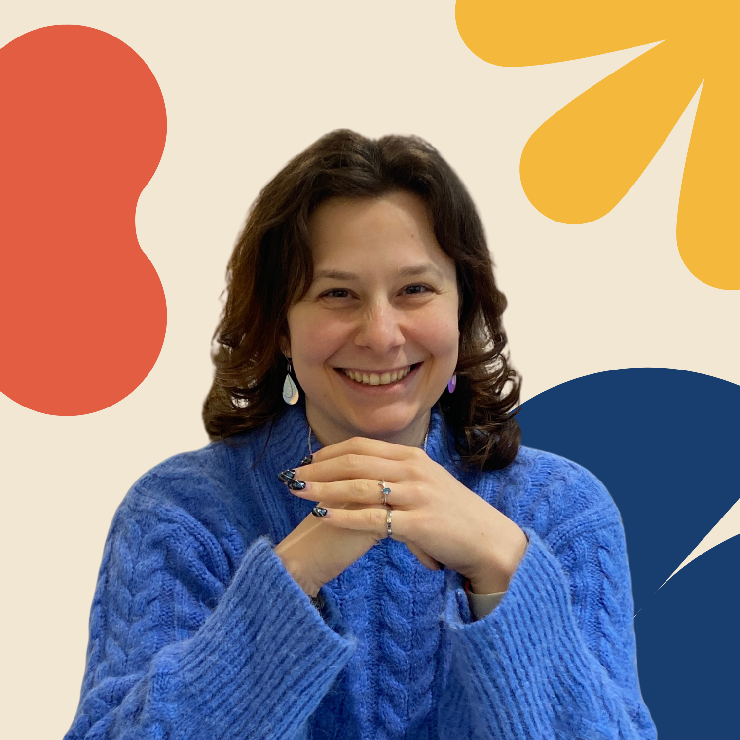 Eine Frau mit lockigem braunem Haar und runder Brille hält eine dunkelblaue Tasse in der Hand. Sie trägt einen dunkelblauen Blazer über einer weißen Bluse. Hintergrund in warmem Off-White mit gelber Kreisform und navy Farbfläche.