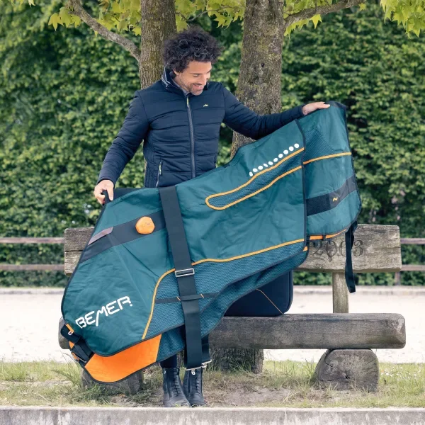 KORAK 2: Položite BEMER odejo na konja, jo prilagodite njegovi velikosti in pritrdite z ježki. Najprej konja navadite na terapijo samo z odejo, gamaše pa dodajte kasneje.