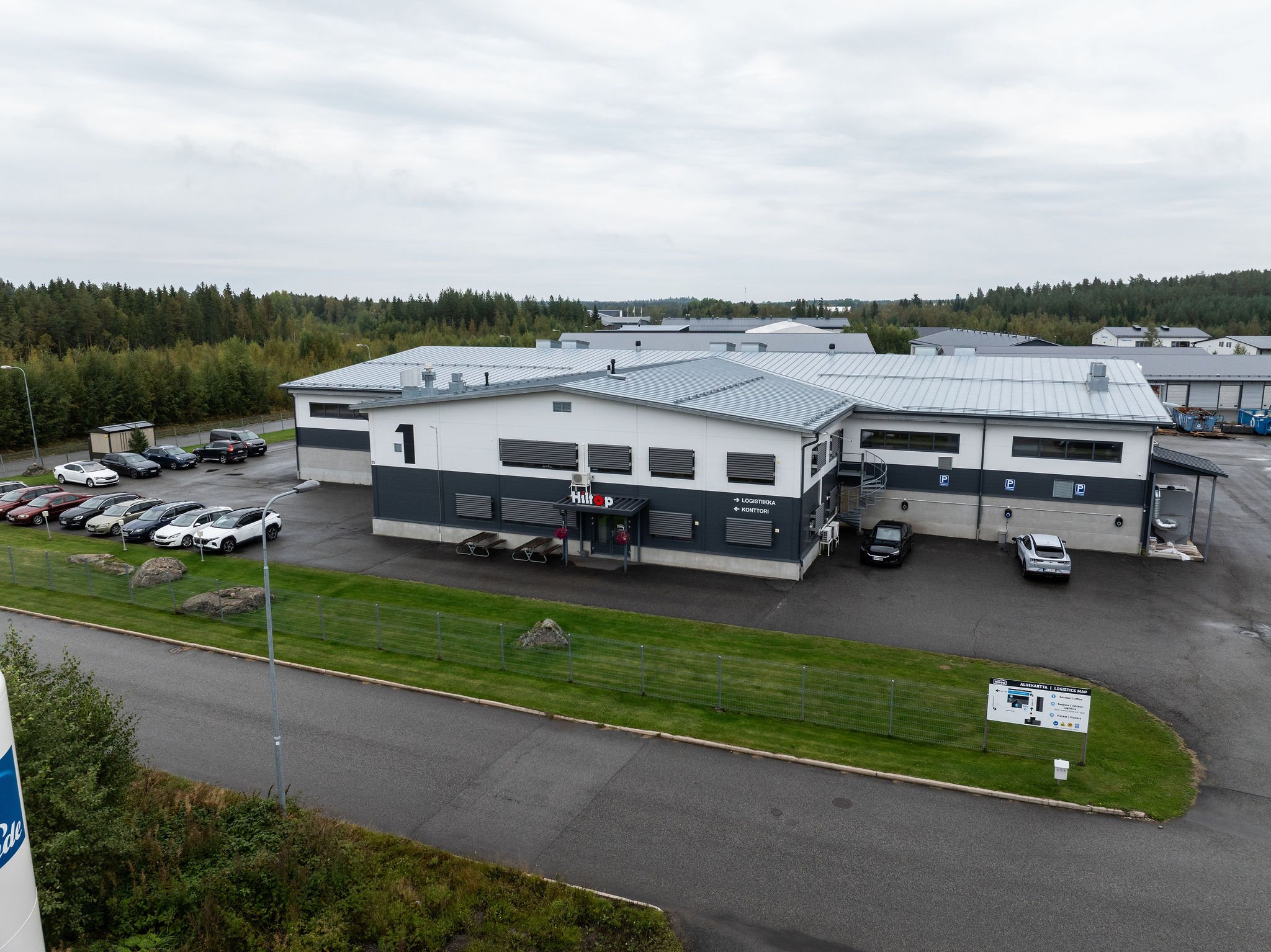 lmakuva Hiltopin tehdasrakennuksesta ja sen piha-alueesta.