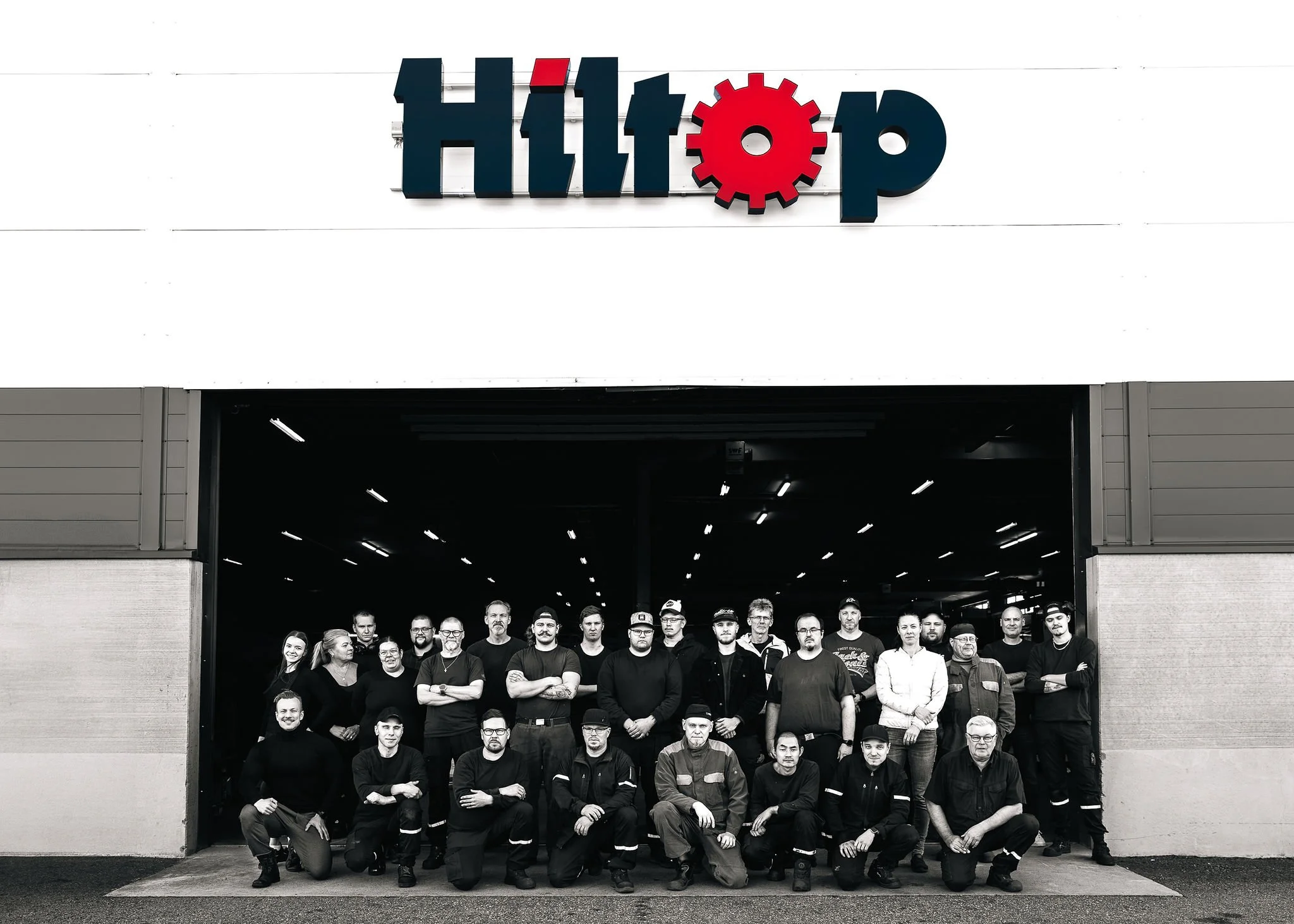 Hiltopin henkilöstö ryhmäkuvassa tuotantohallin edessä.