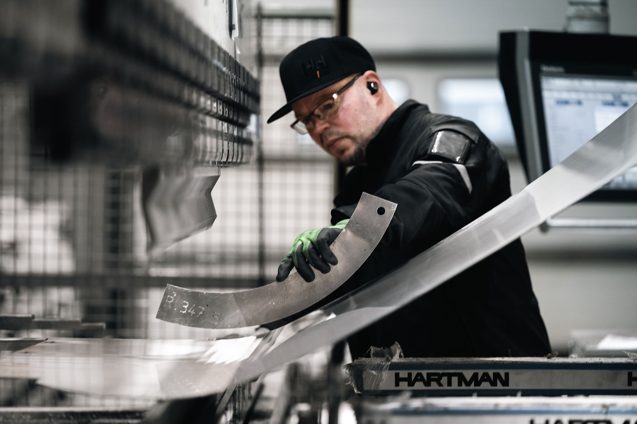 Metallilevyn taivutus särmäyskoneella teollisuustilassa.