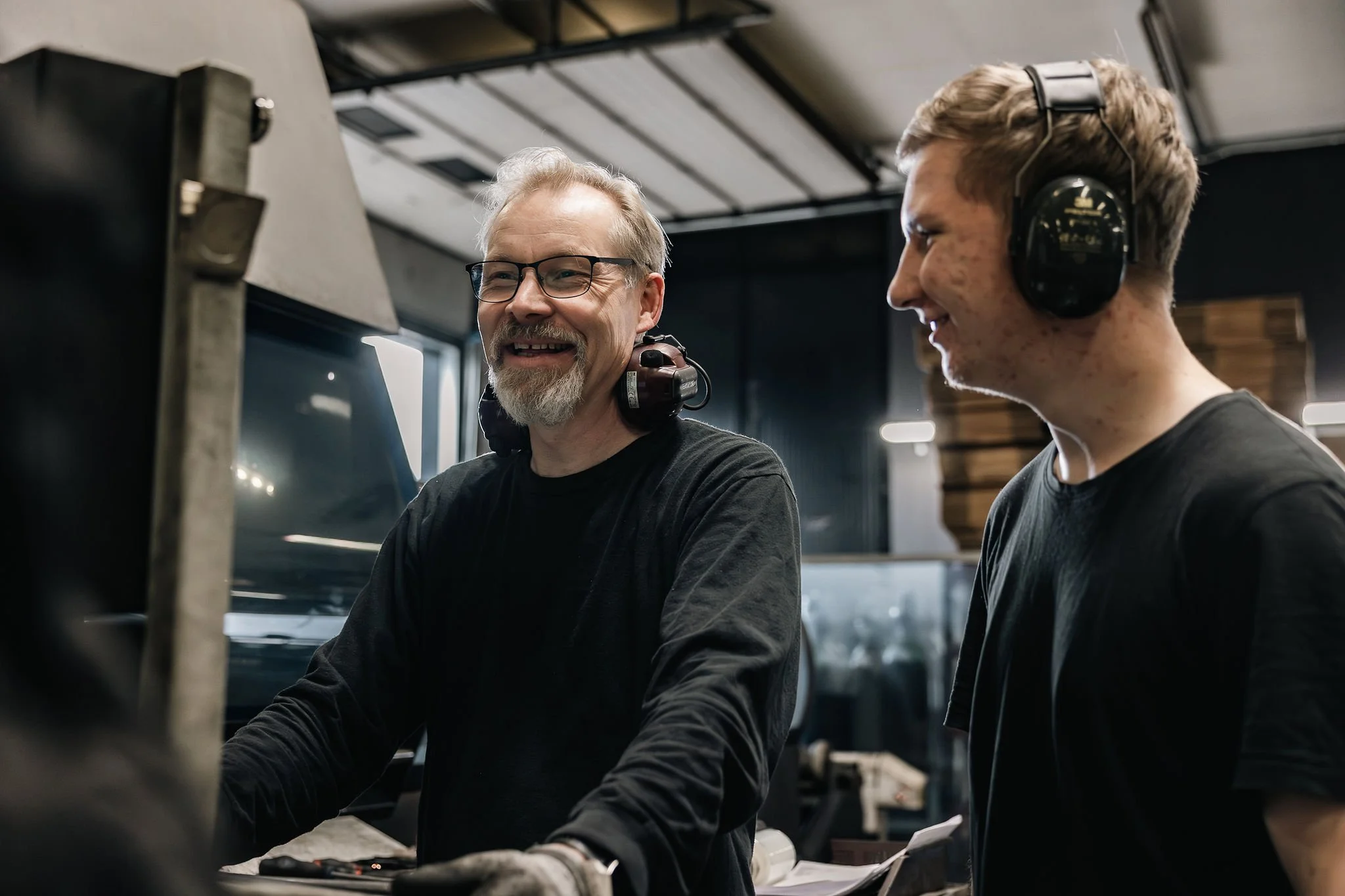 Hiltopin työntekijät keskustelemassa tuotantohallissa – metallialan työyhteisöä Kokkolassa.