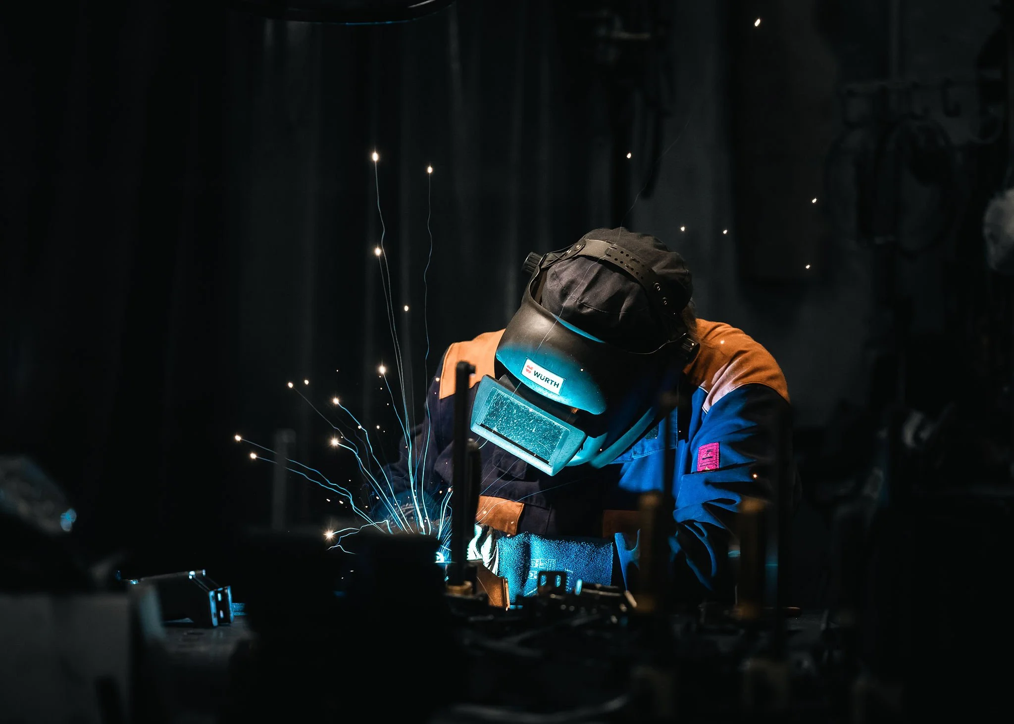 itsaaja työskentelemässä MIG- tai TIG-hitsauslaitteella.