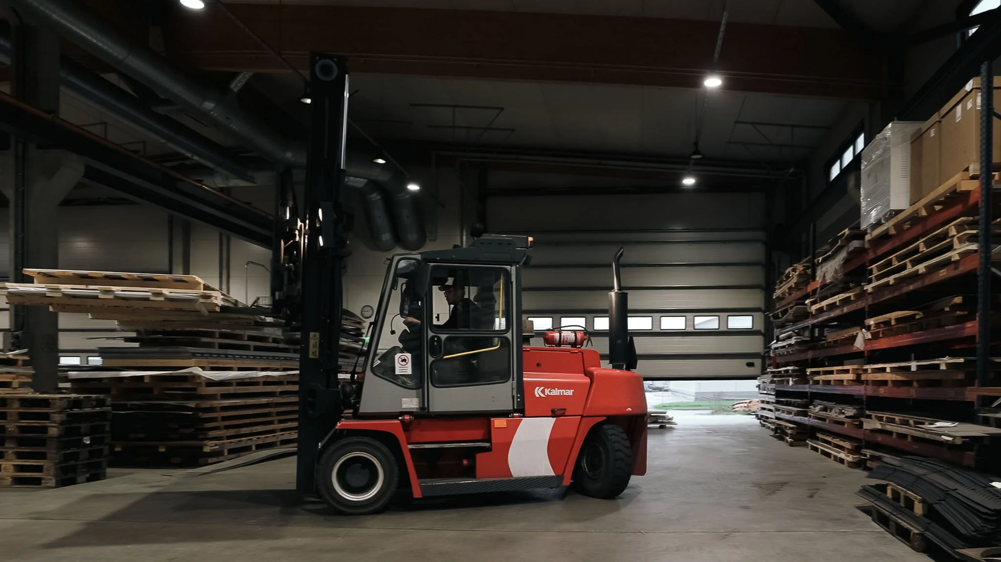 Trukki ajamassa teollisuushallissa.