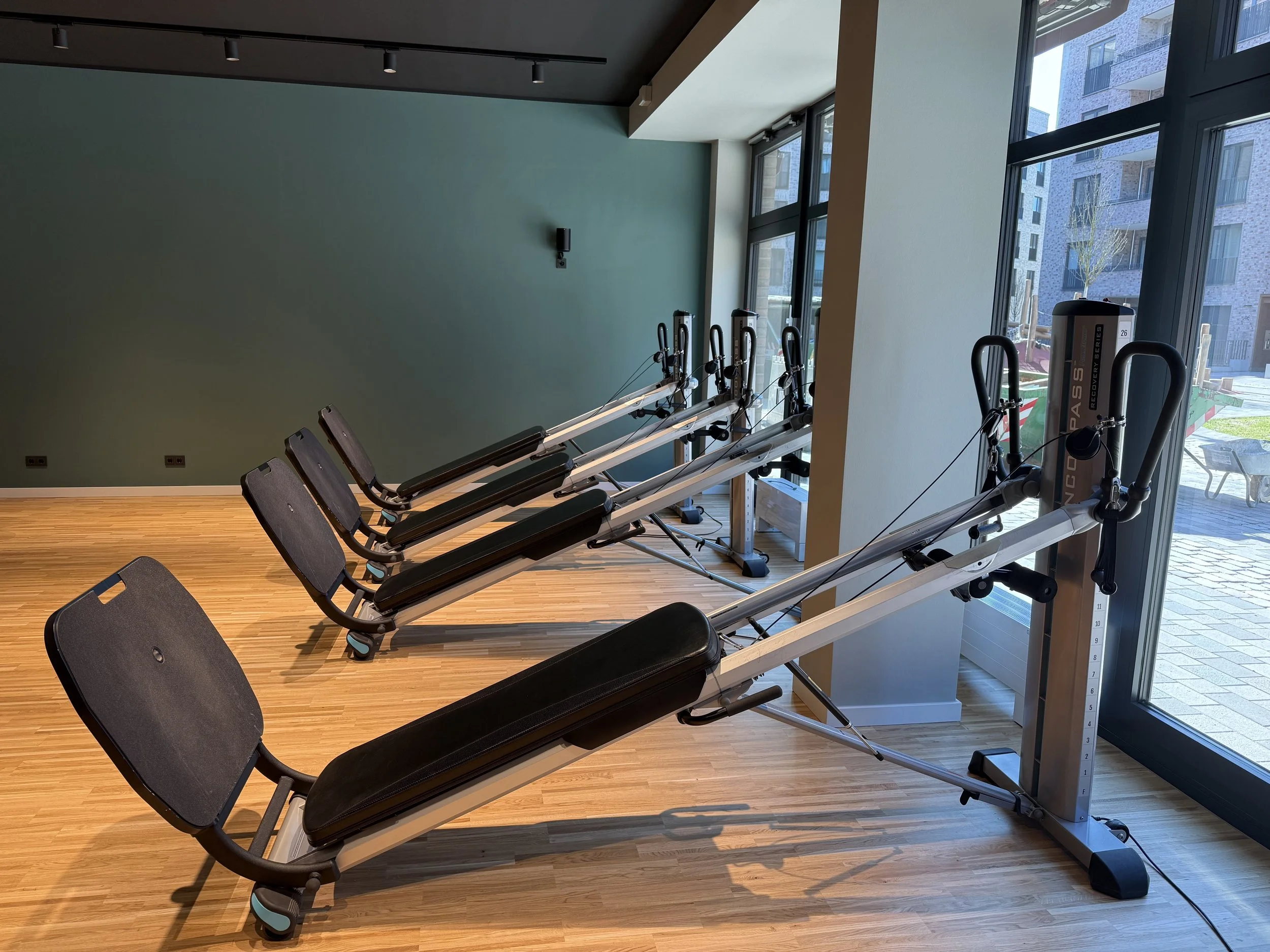 Funktionelles Ganzkörpertraining am Total Gym mit Körpergewicht als freies workout. High intensive intervall Training mit verbesserung Kraft Ausdauer Stabilität core Muskelaufbau Krafttraining und allgemeine Fitness