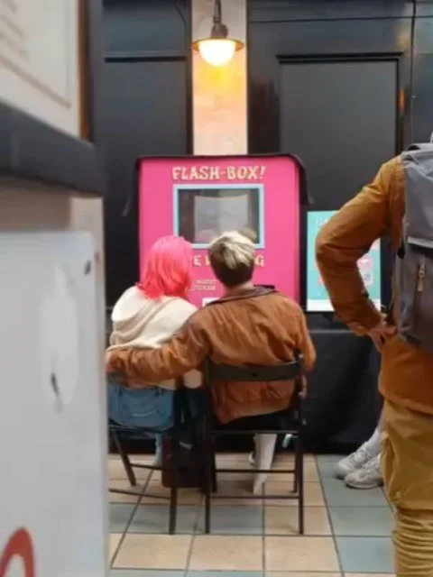 What a nice week end again!

On Saturday, I was at Outset Gallery surrounded by so many talented artists showcasing their work. The tunes were really good, the atmosphere welcoming, and I loved everyone who stopped by Flash Box - from America, German