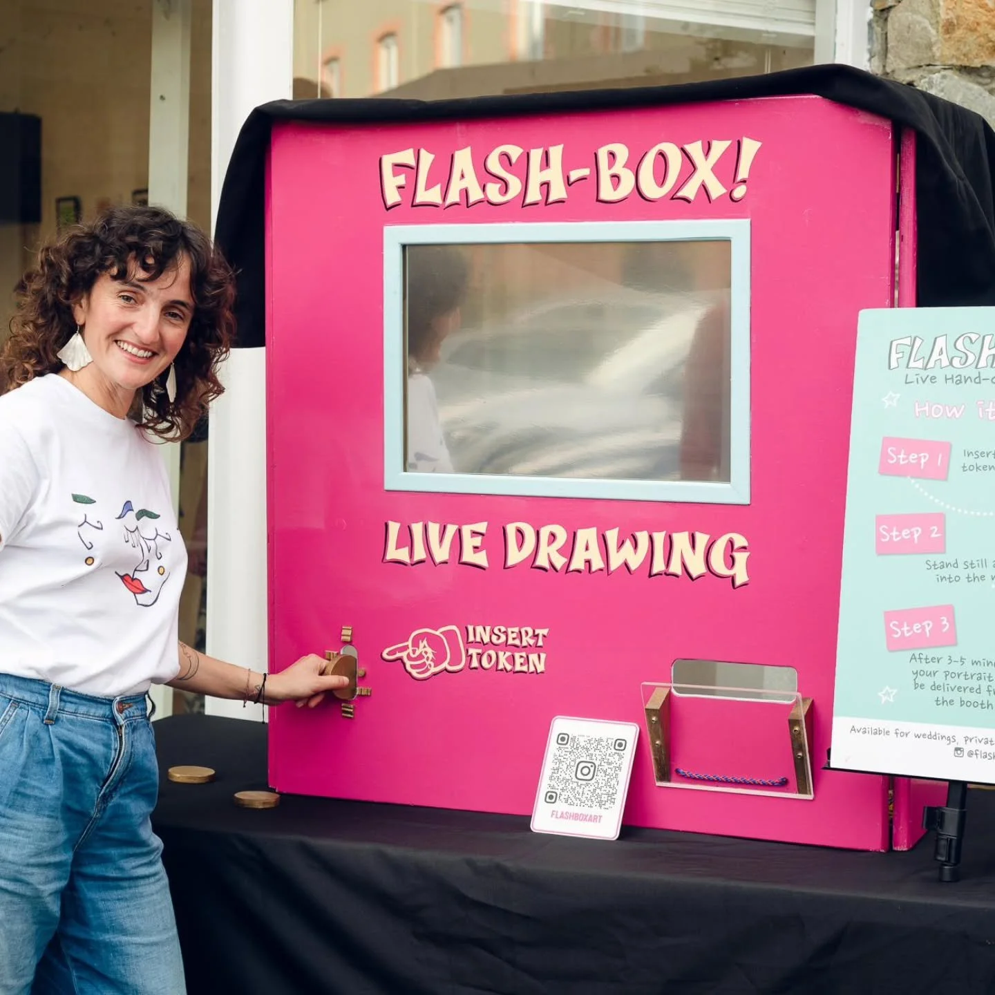 Bonjour tout le monde!

What a summer it's been. I am thrilled to share that I've officially launched Flash Box.
She is my partner in crime, a unique photo booth that hand-draws cartoon caricatures of you or your guests to take home.

With spooky sea