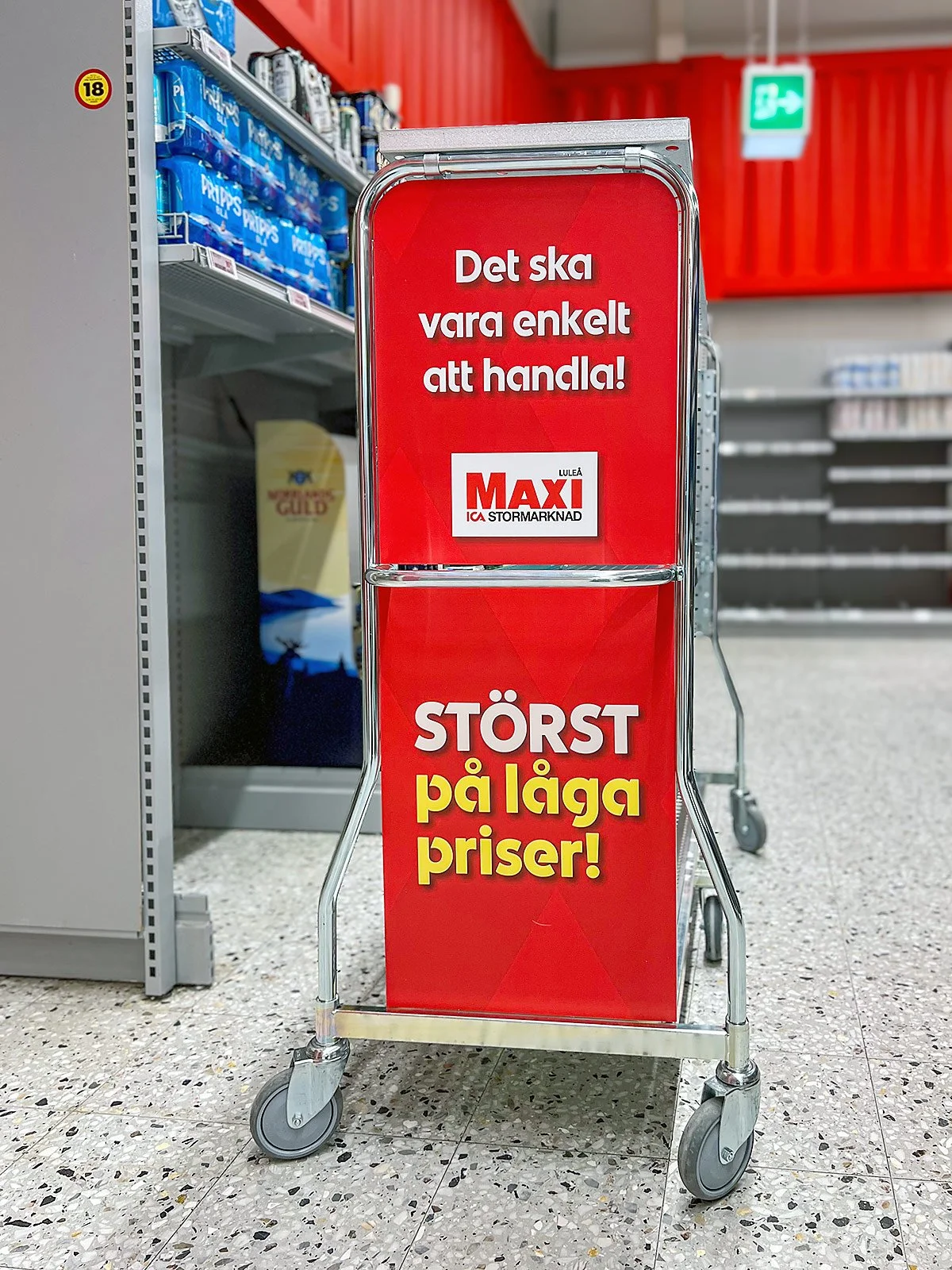 Kampanjskylt på hjul i butik för Maxi ICA Stormarknad i Luleå.