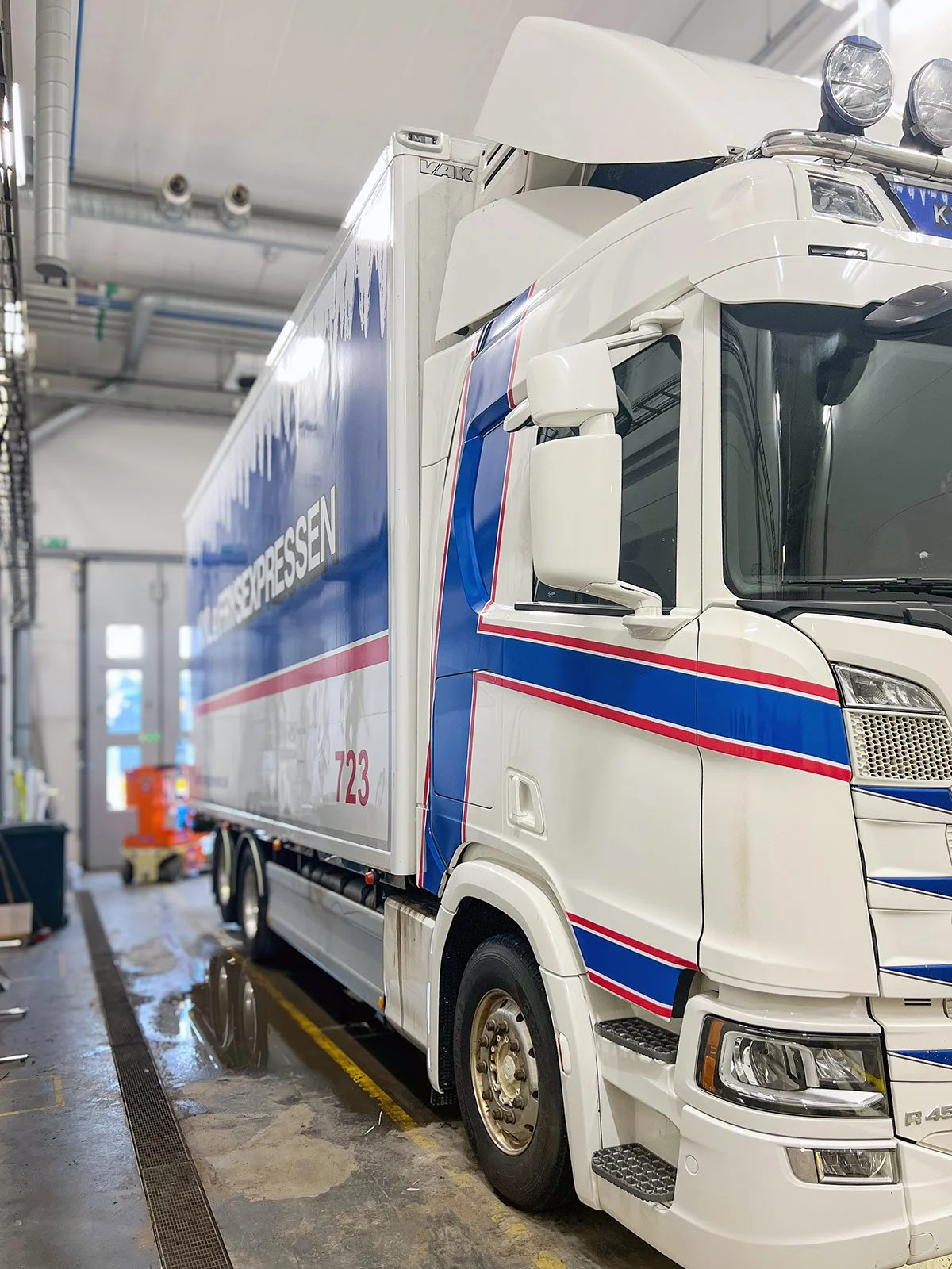 Fordonsdekor på lastbil i Luleå och Norrbotten, med helfoliering och profilering för transportföretag.