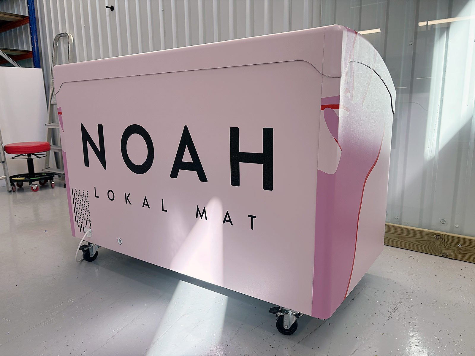 Profilerad demovagn med foliering för Noah i Luleå